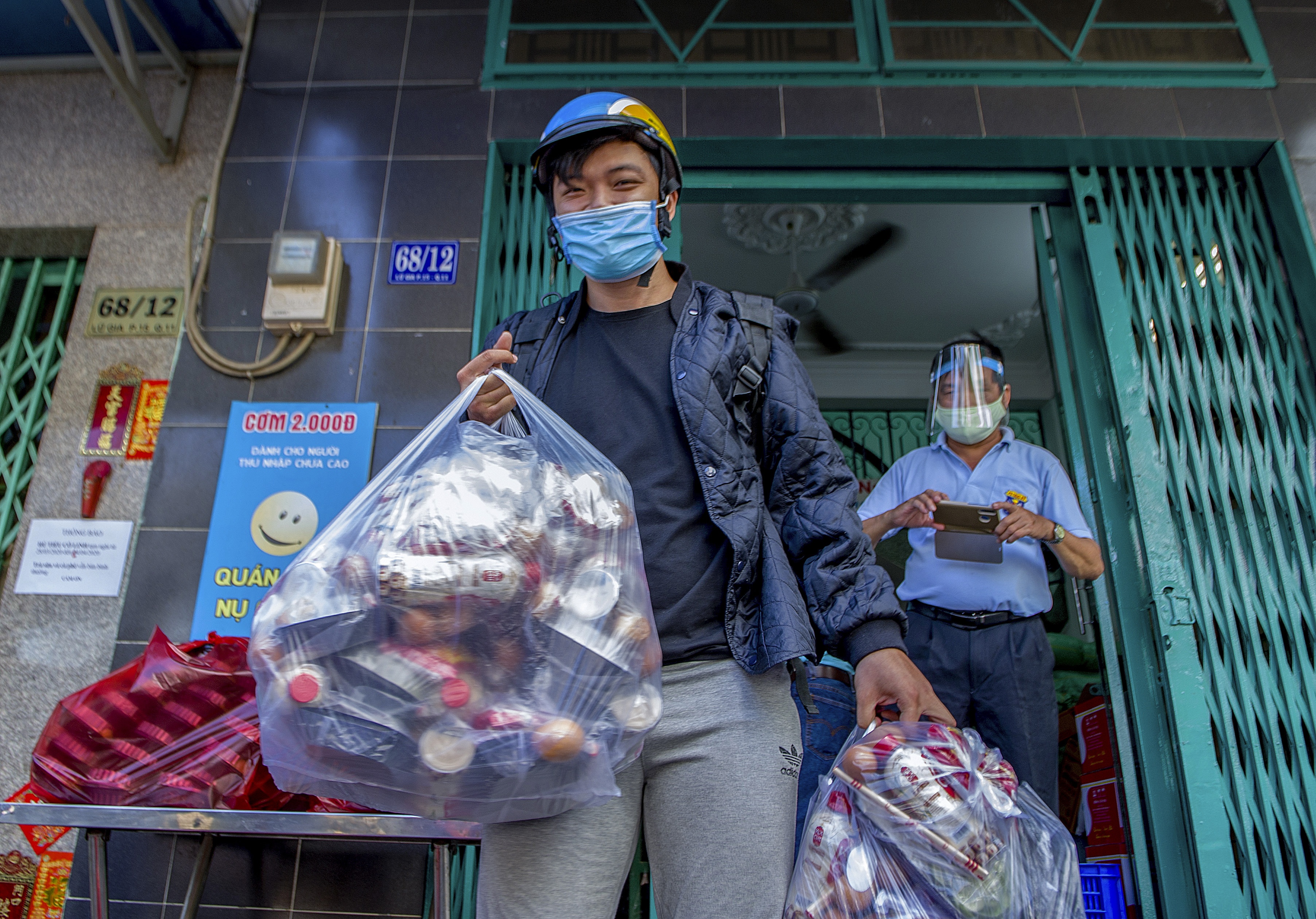 250 phan com tu thien cho nguoi ngheo mua dich anh 5