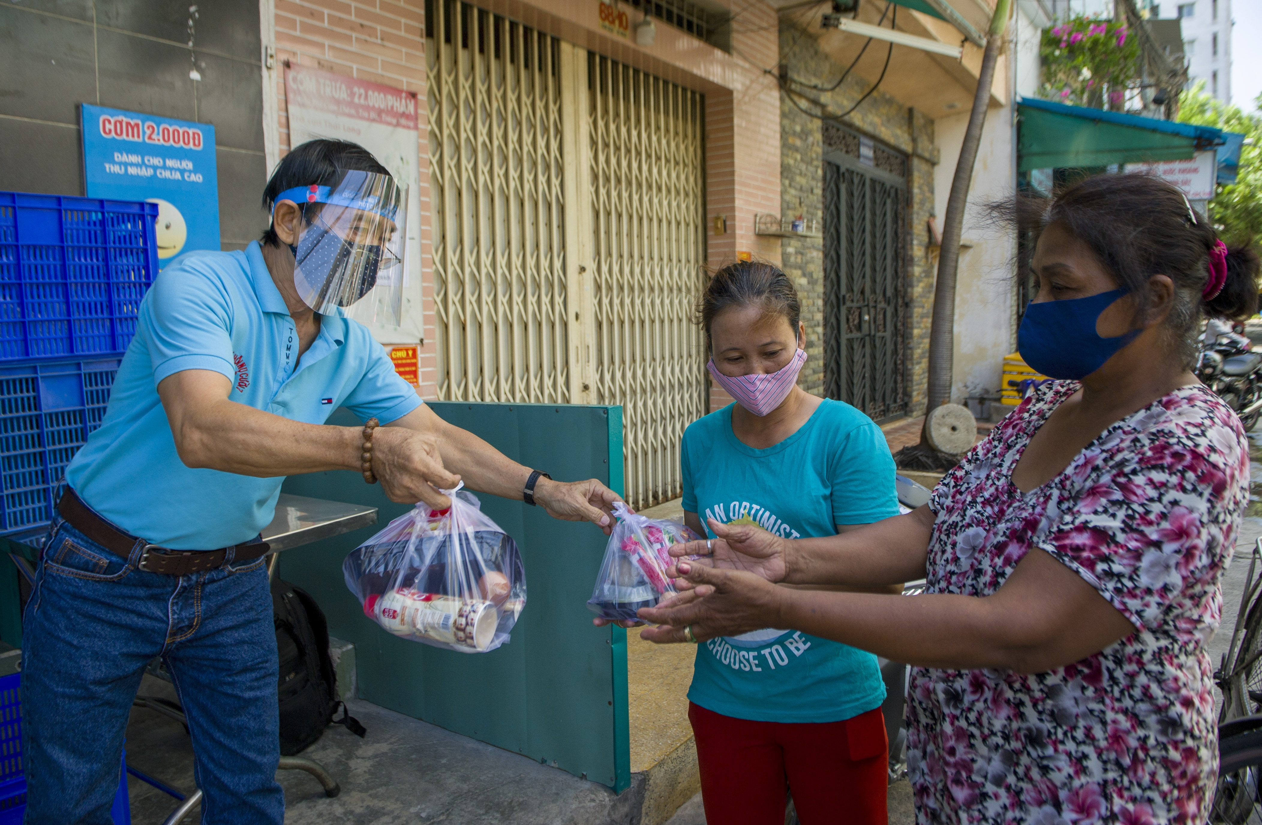 Nguoi Sai Gon 'sot bat com' cho nguoi ngheo mua dich hinh anh