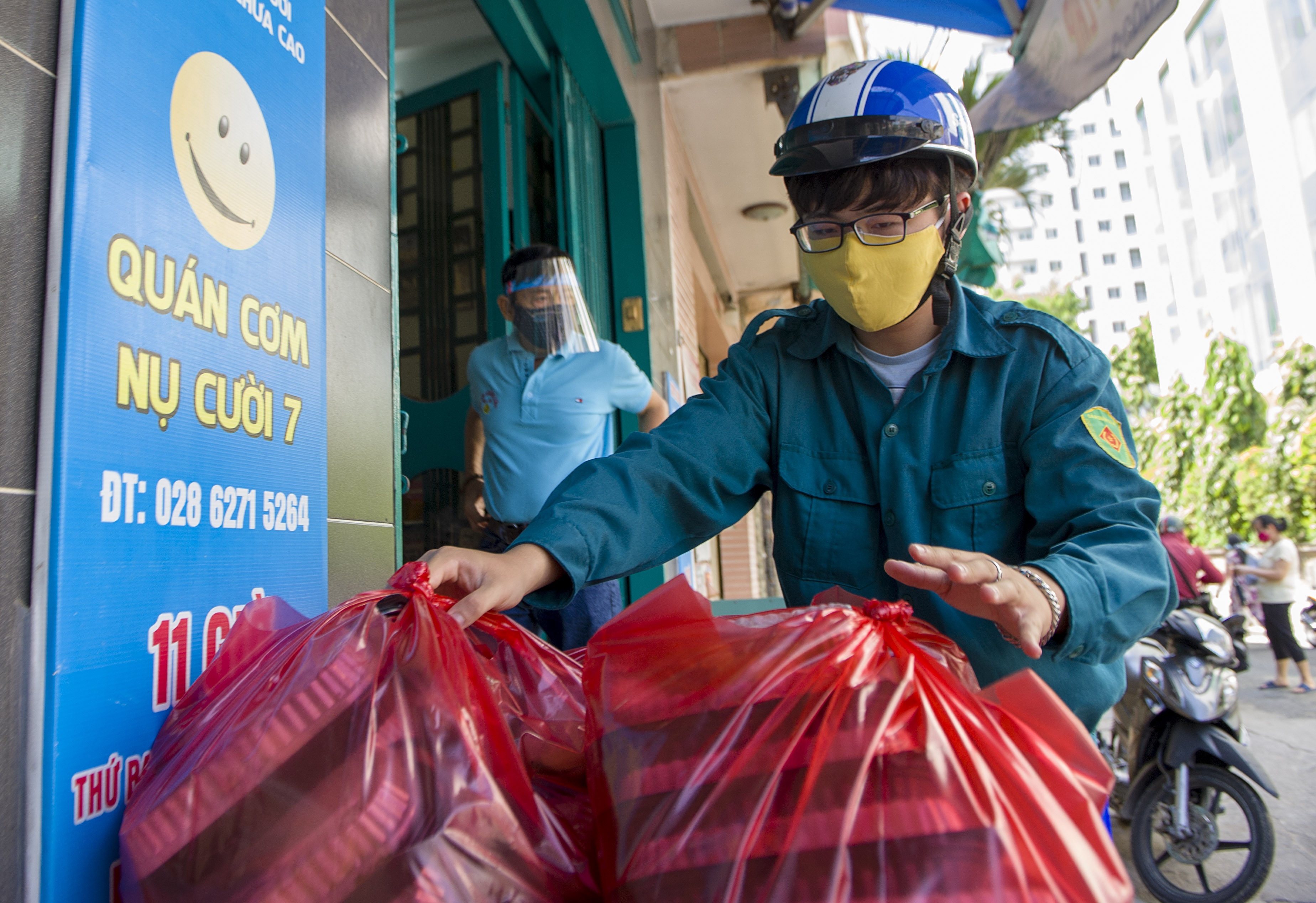 250 phan com tu thien cho nguoi ngheo mua dich anh 6