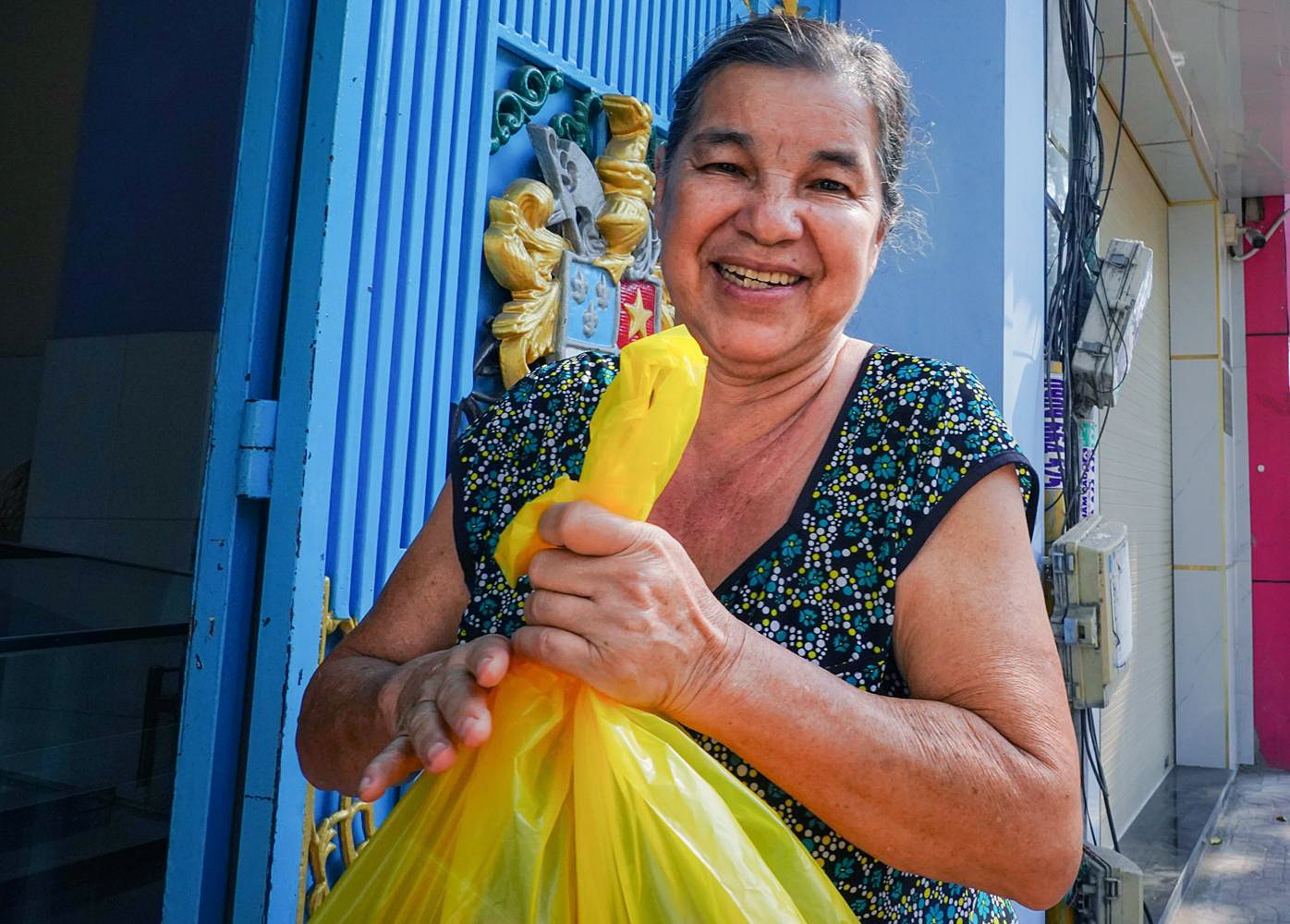 250 phan com tu thien cho nguoi ngheo mua dich anh 9