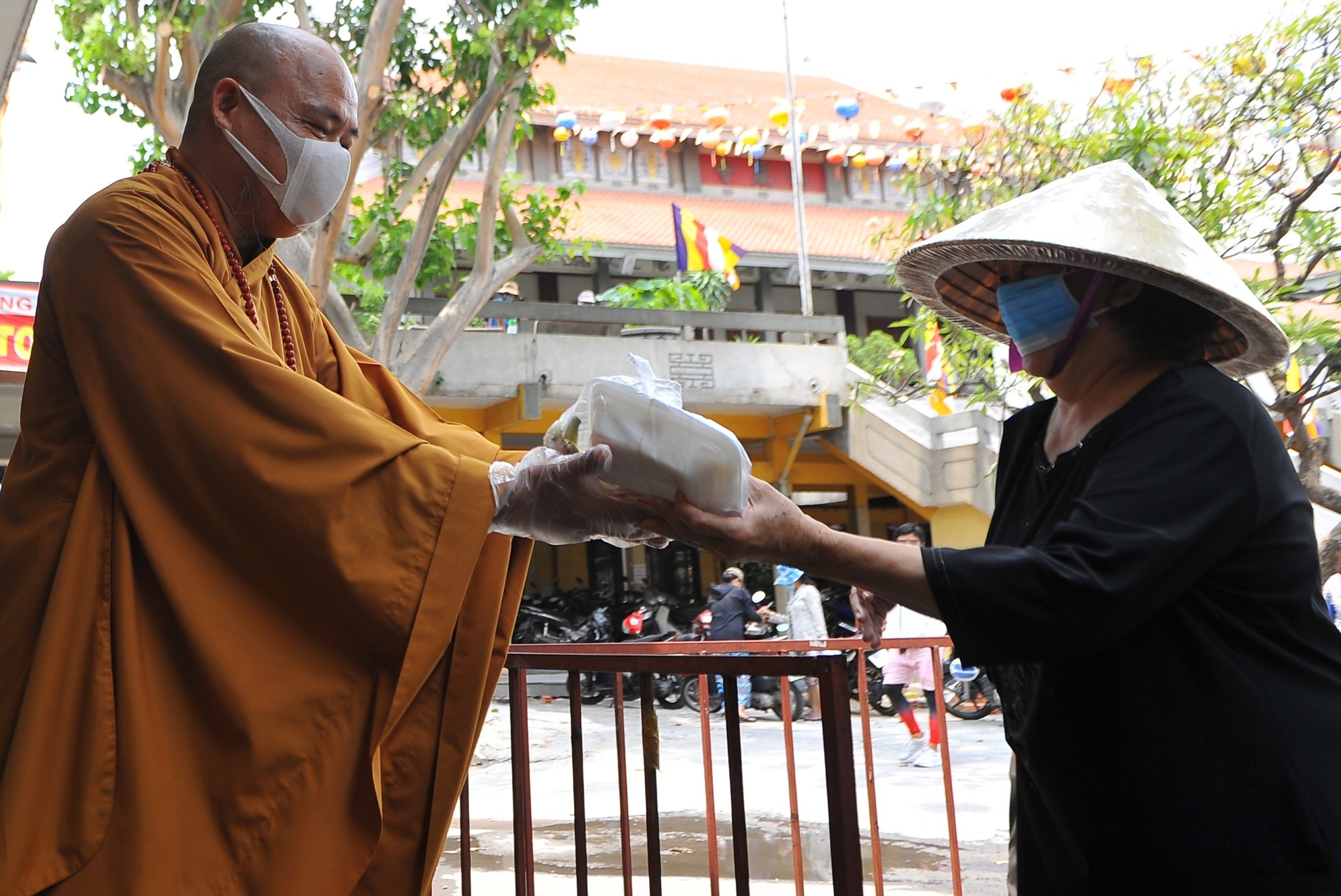 Chua o TP.HCM phat com tu thien ngay ram, ngung don phat tu hinh anh