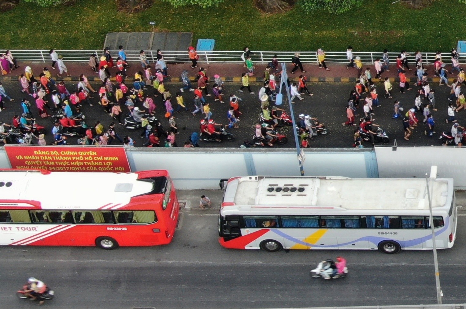 Dong nguoi o khu cong nghiep lon nhat TP.HCM gio tan ca hinh anh