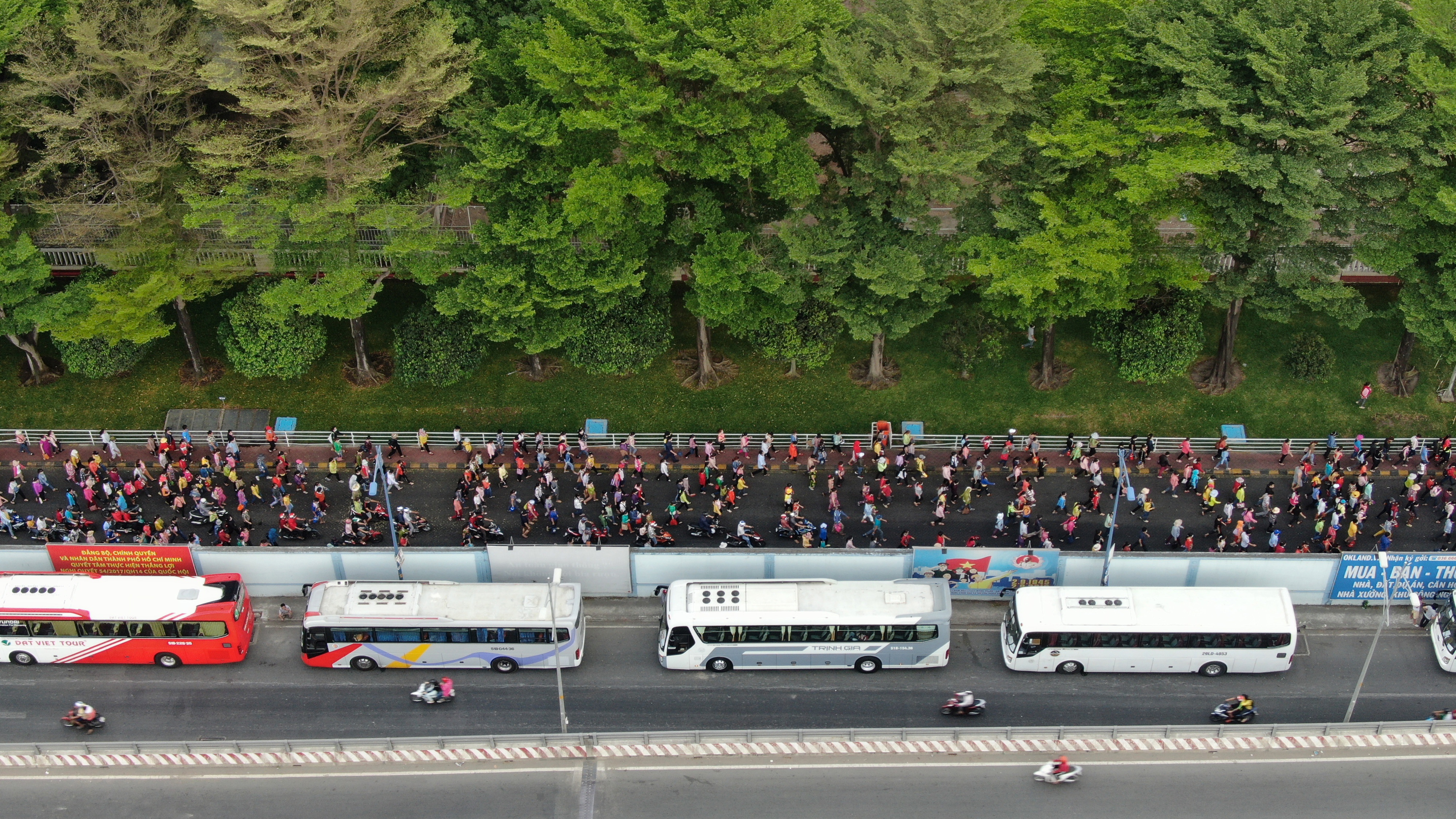 Hang nghin cong nhan TP.HCM gio tan ca anh 3