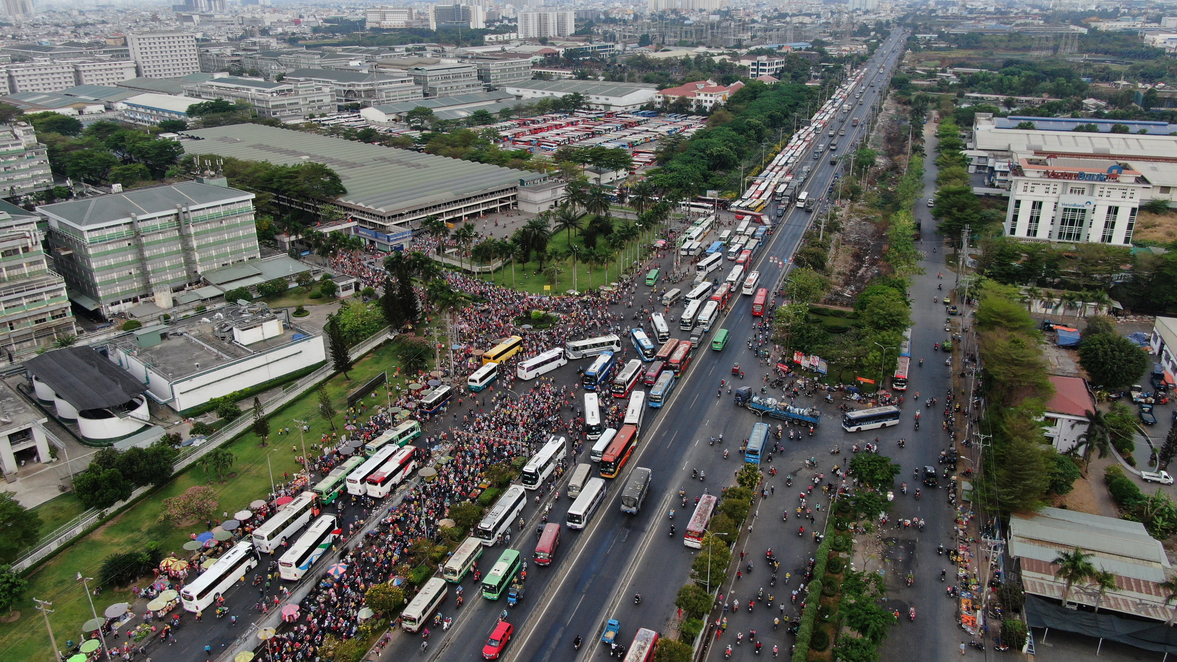 Hang nghin cong nhan TP.HCM gio tan ca anh 7