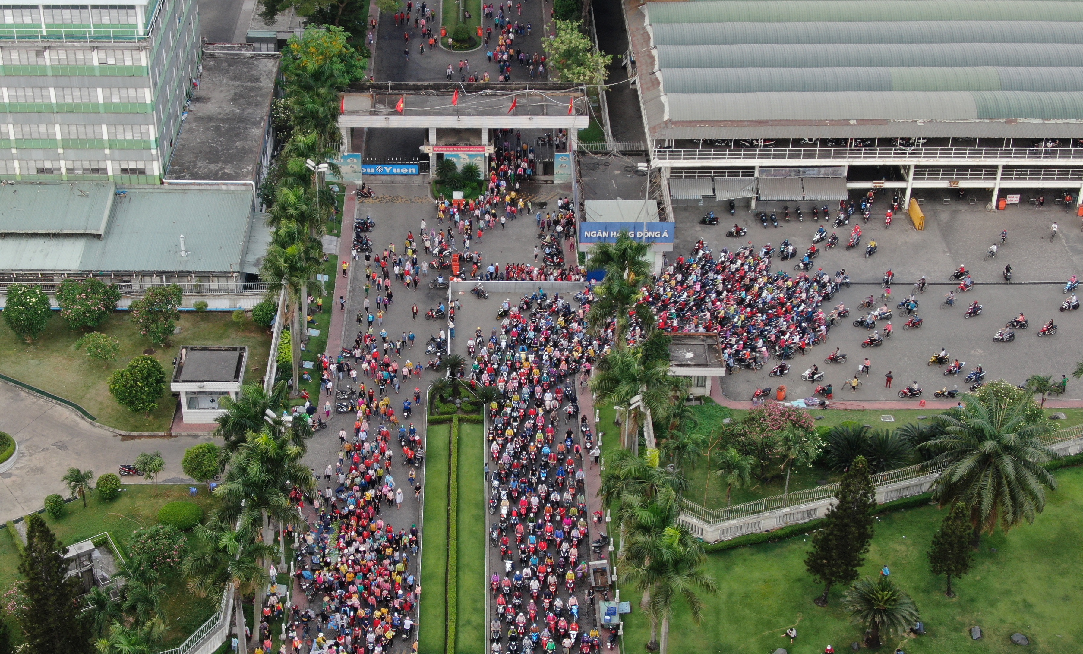 Hang nghin cong nhan TP.HCM gio tan ca anh 1