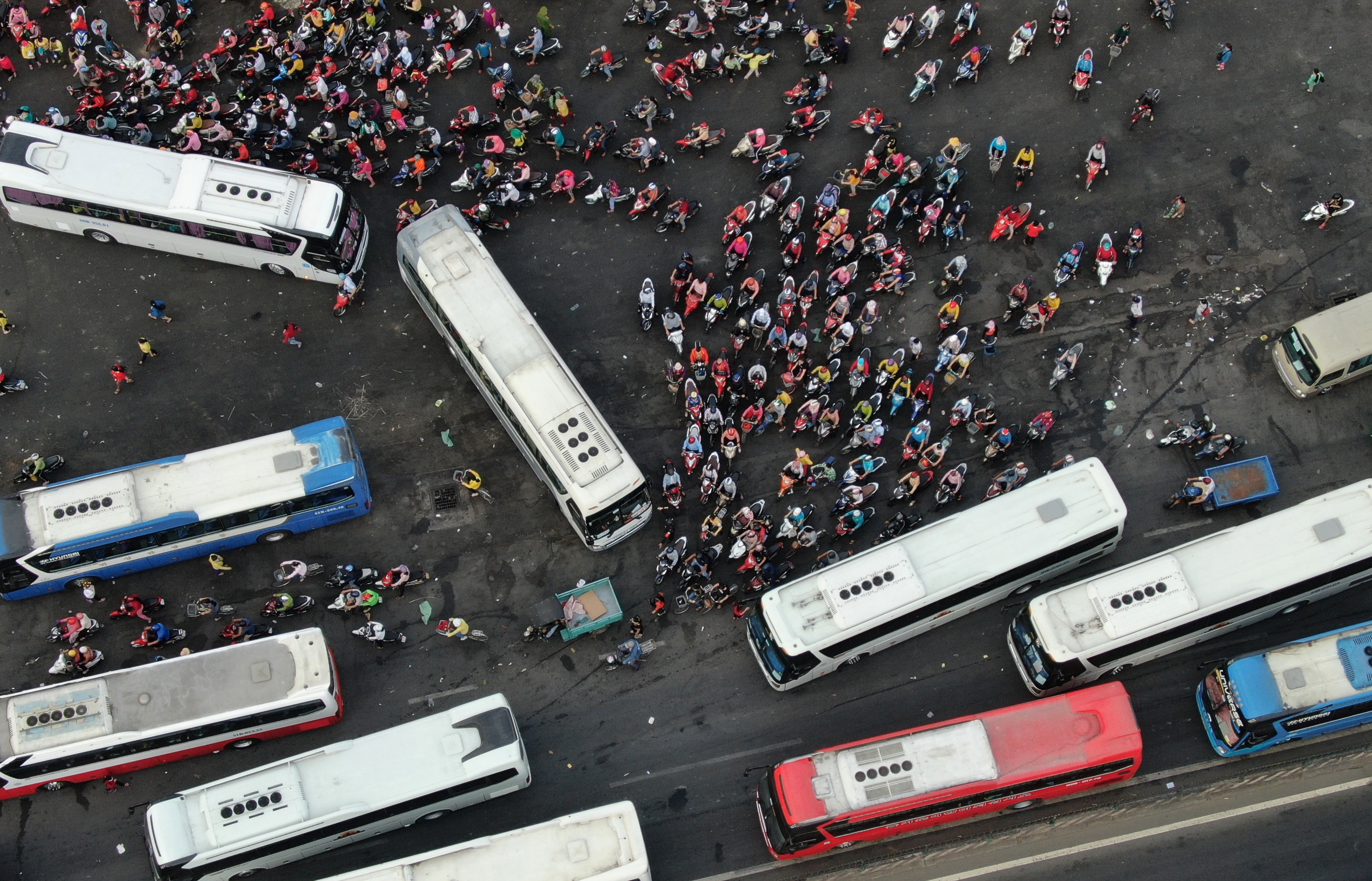 Hang nghin cong nhan TP.HCM gio tan ca anh 5