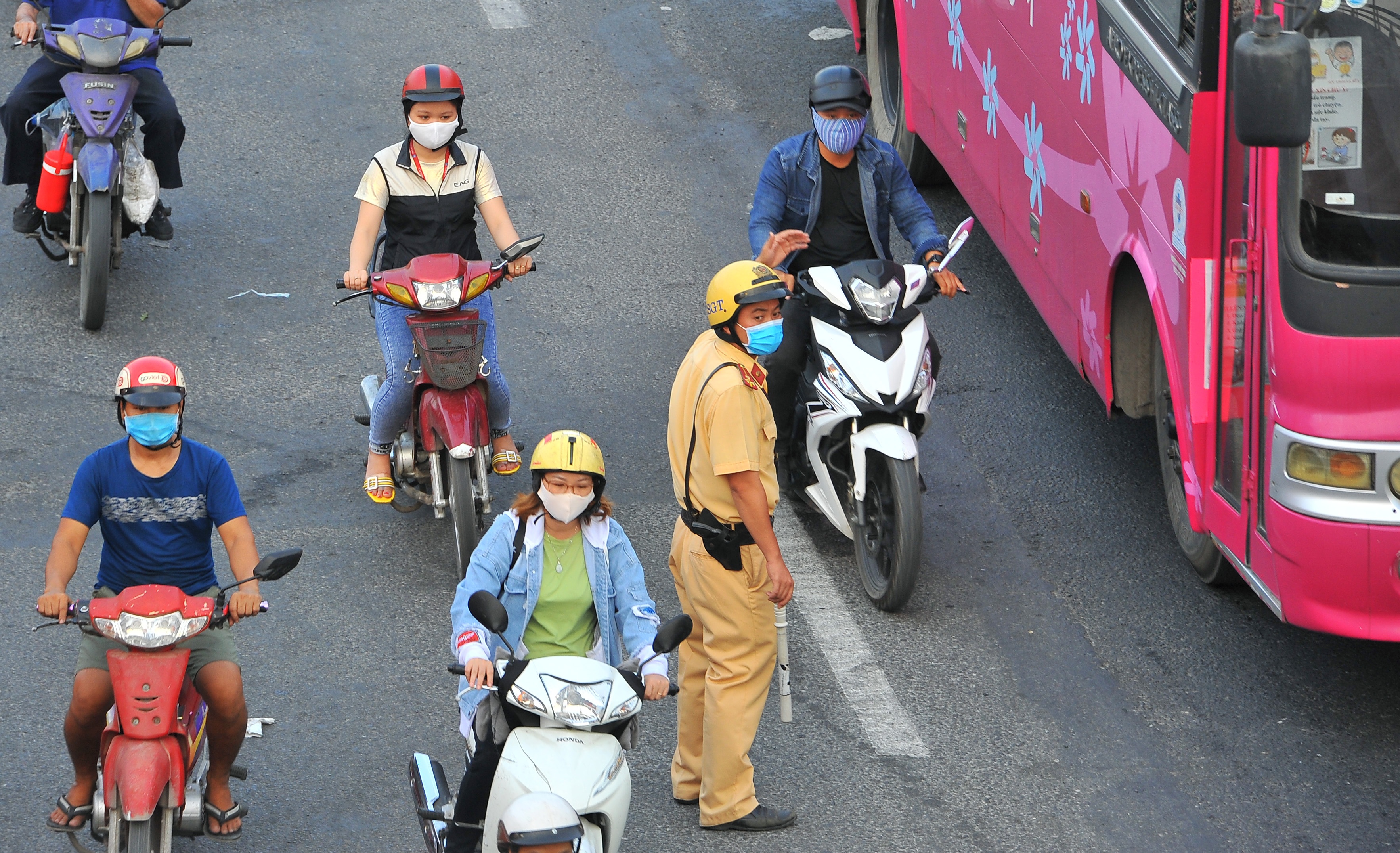 Hang nghin cong nhan TP.HCM gio tan ca anh 6