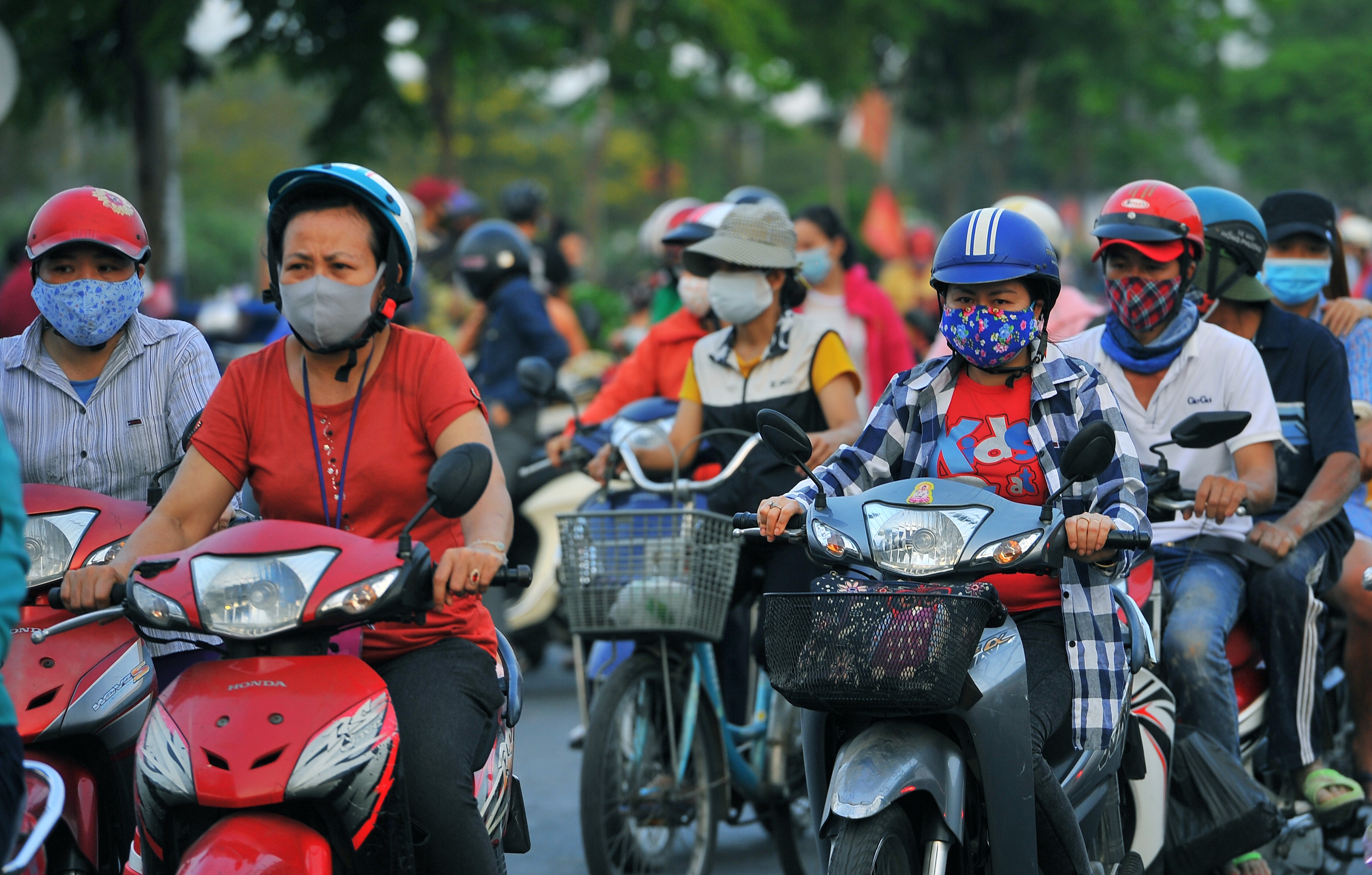 Hang nghin cong nhan TP.HCM gio tan ca anh 8