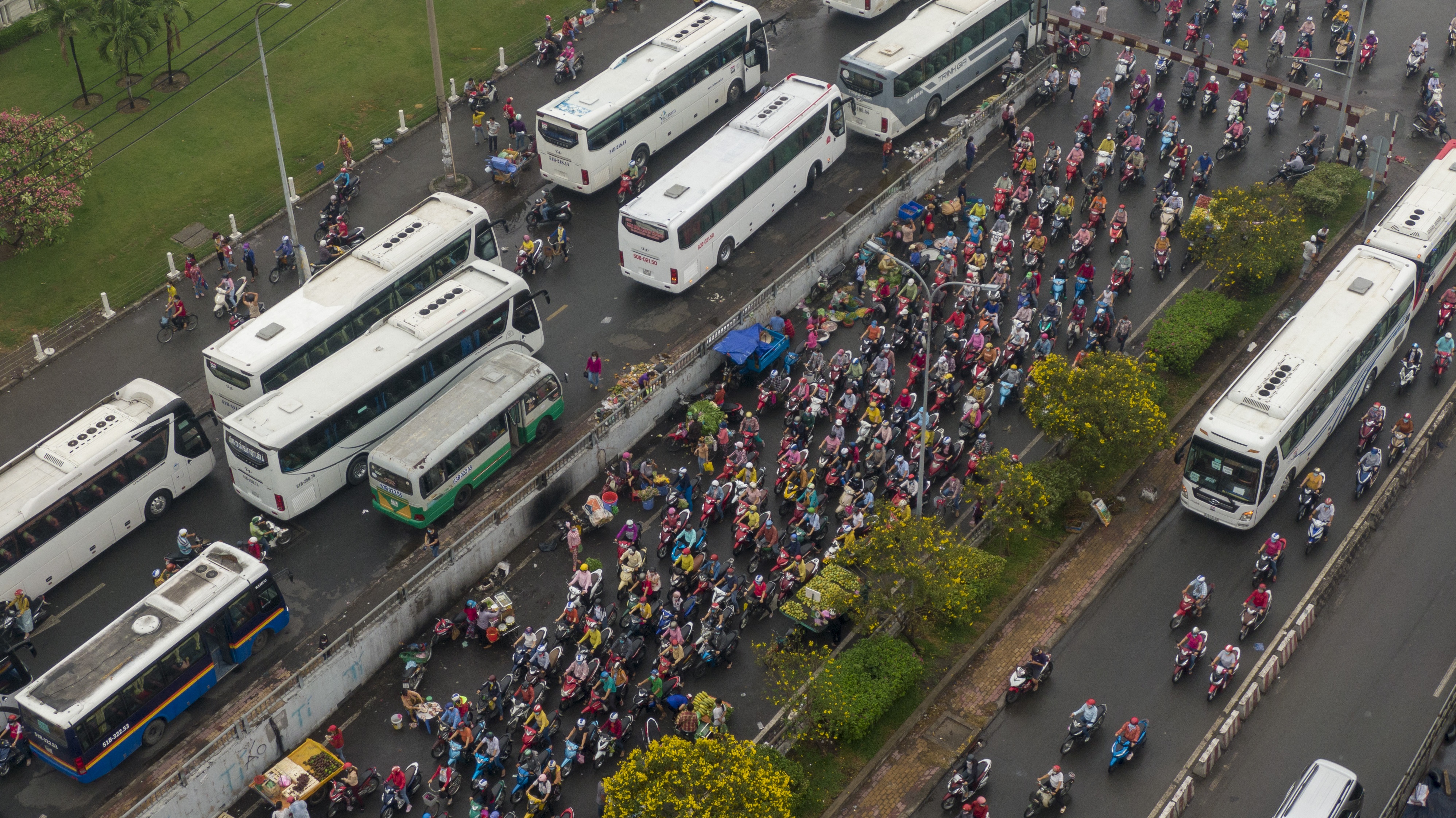 Cong ty PouYuen cho cong nhan o xa tam nghi toi ngay 3/5 hinh anh