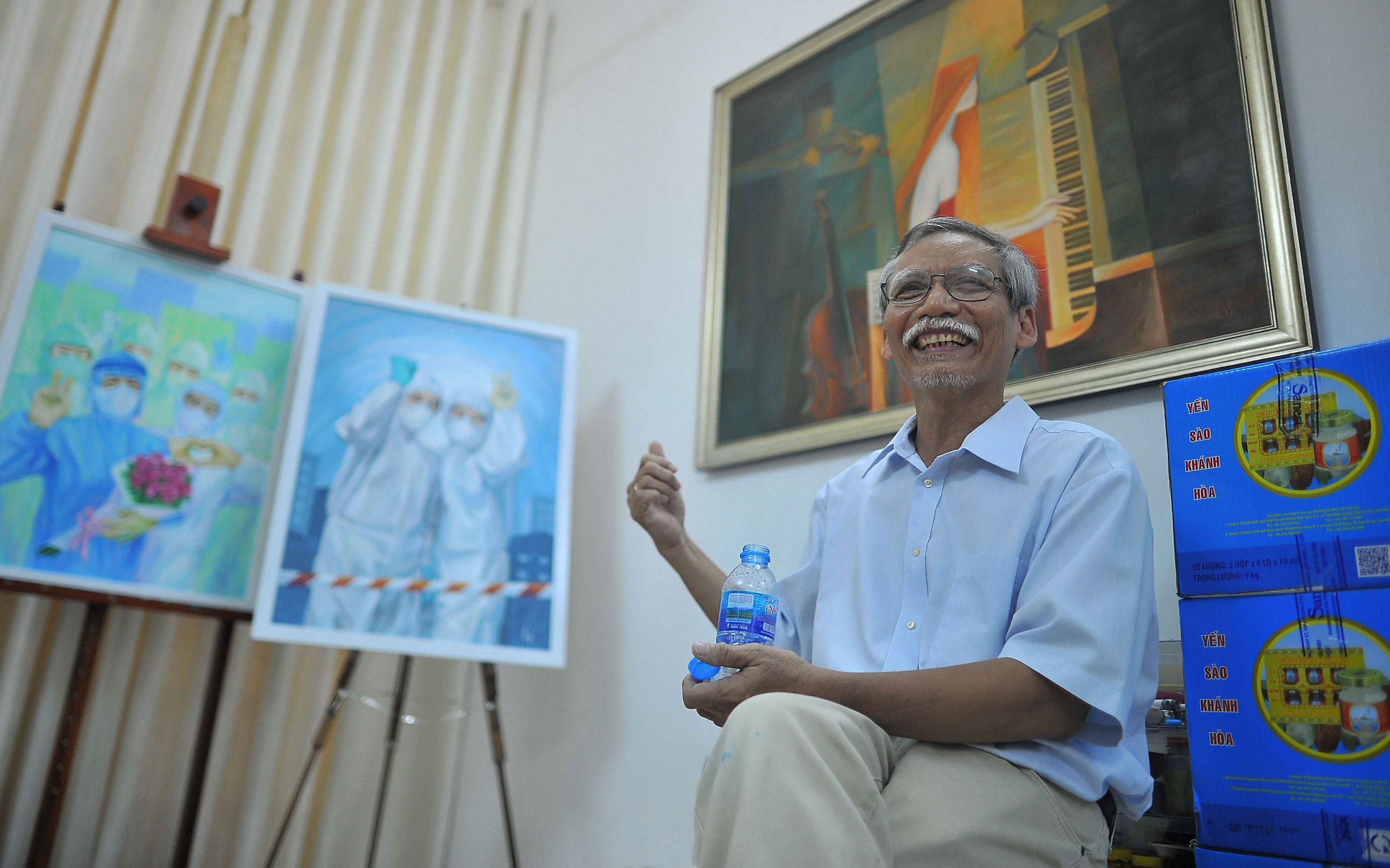 Giao vien day my thuat ve huu ve tranh co dong chong dich Covid-19 hinh anh