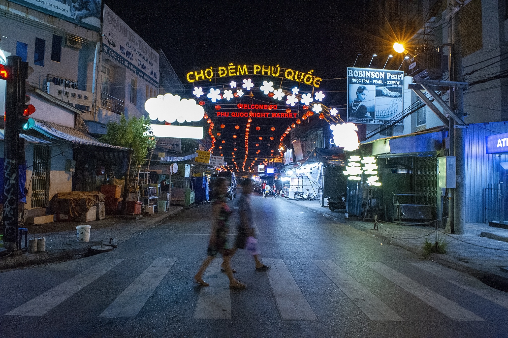 Cho dem Phu Quoc vang khach ngay hoat dong tro lai hinh anh