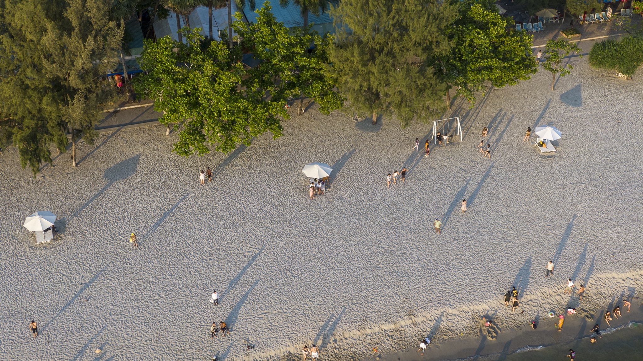 Bien Ha Tien hut khach anh 2