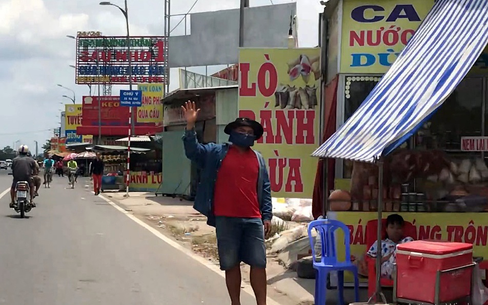 Tieu thuong tran ra long duong cheo keo khach hinh anh