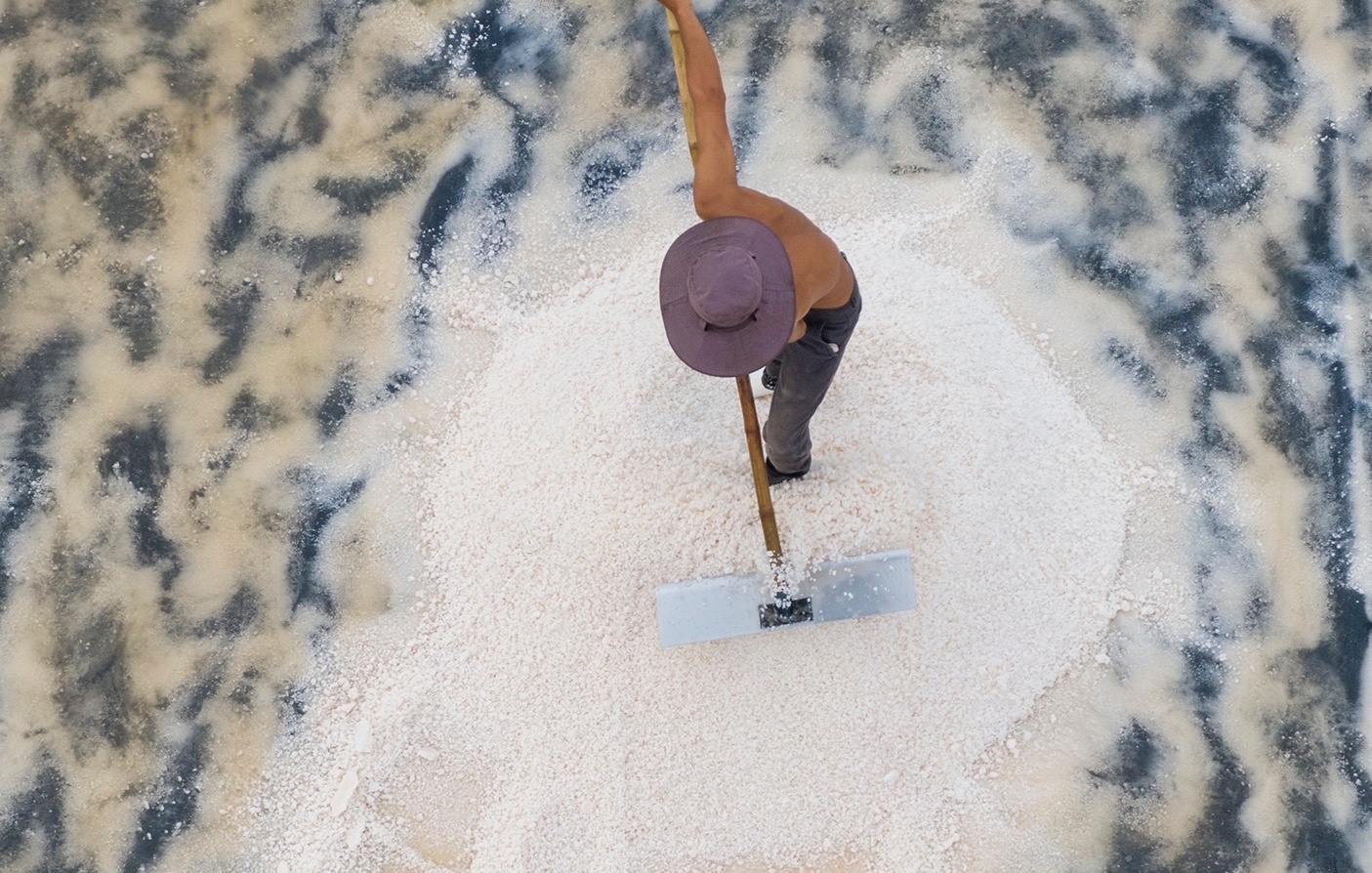 Nhoc nhan tren canh dong muoi lon nhat mien Tay hinh anh