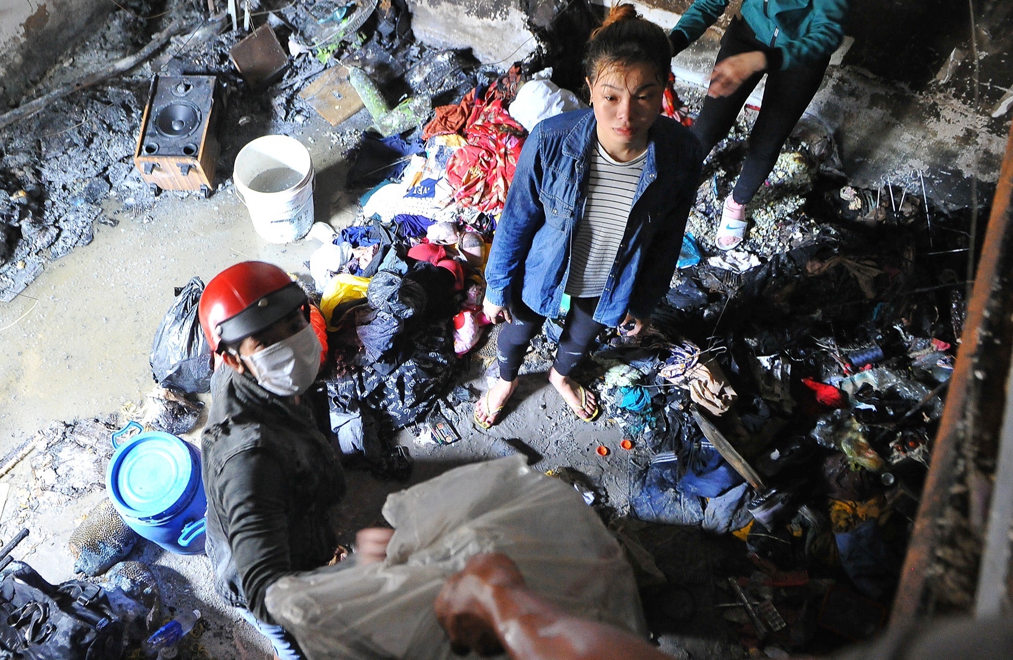 'Toi den qua muon, me va 2 em da mat' hinh anh