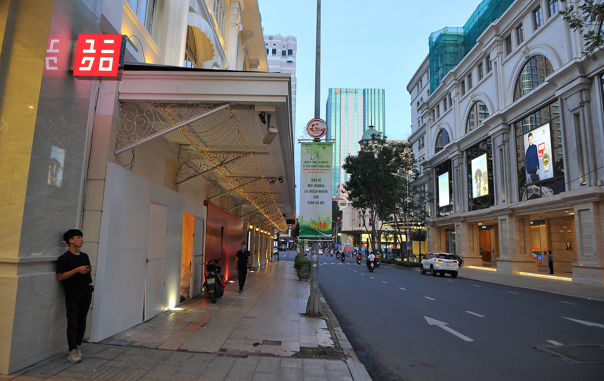 Duong Dong Khoi vang ve khac la anh 1