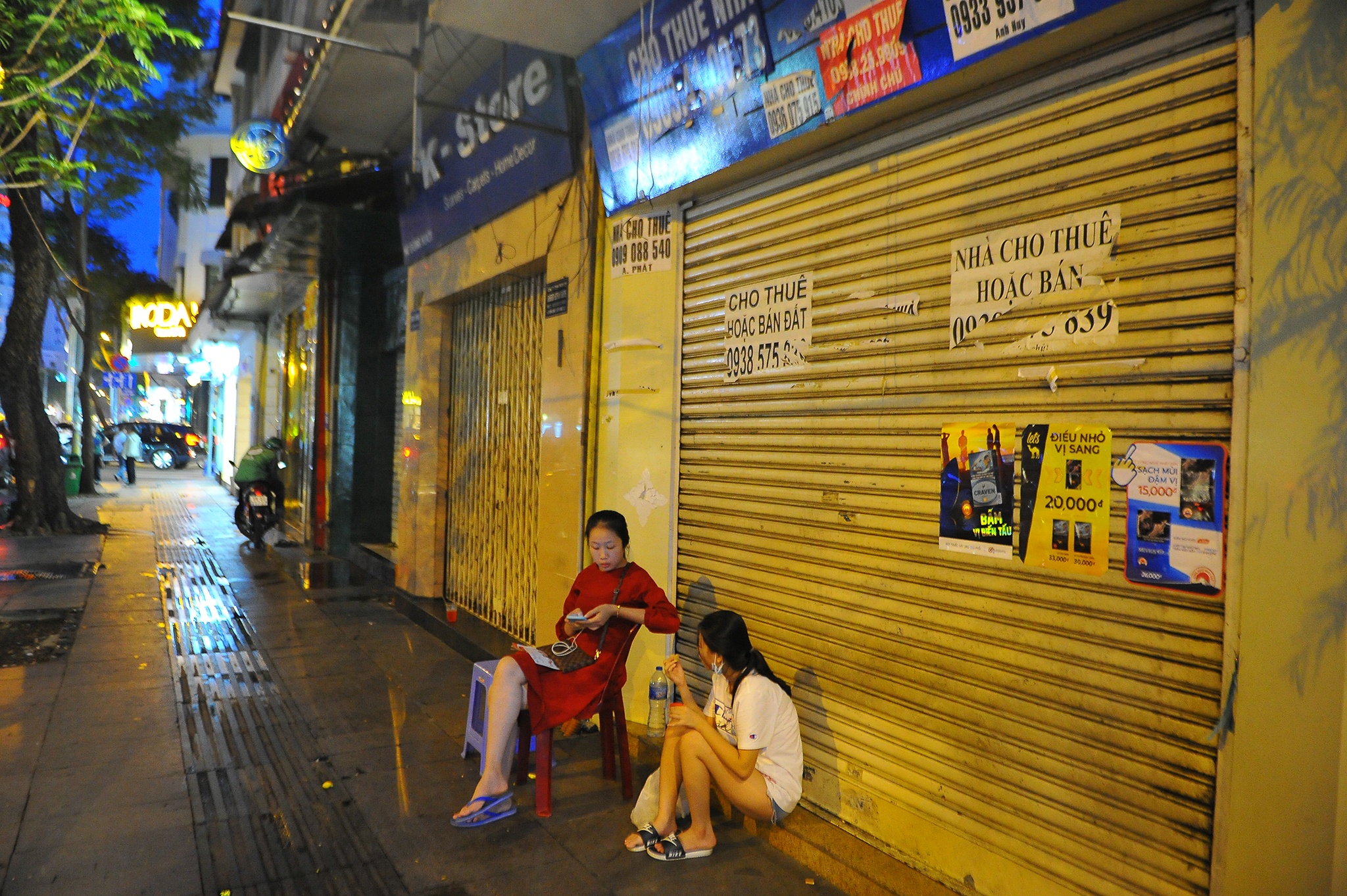 Duong Dong Khoi vang ve khac la anh 13