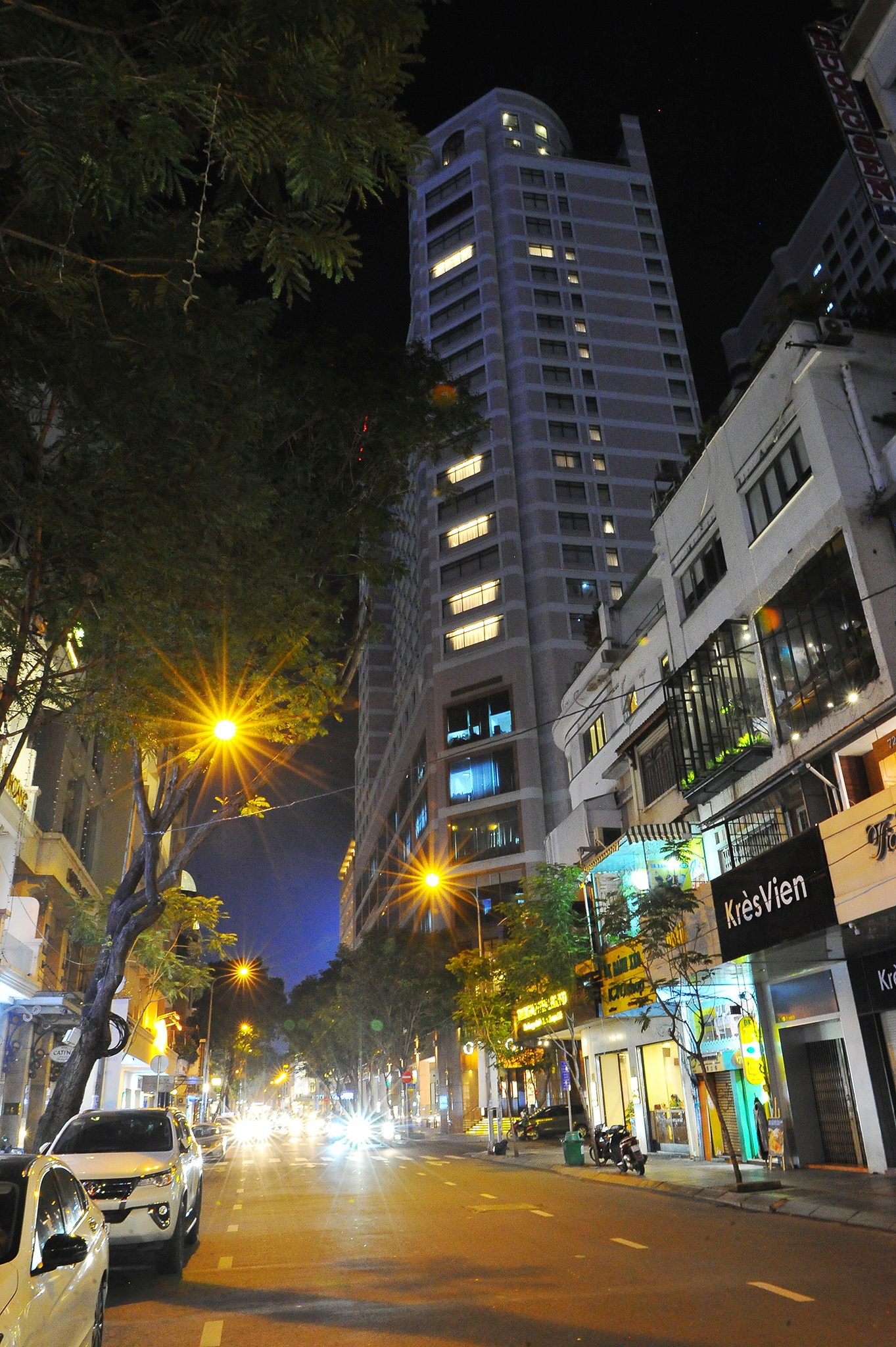 Duong Dong Khoi vang ve khac la anh 11