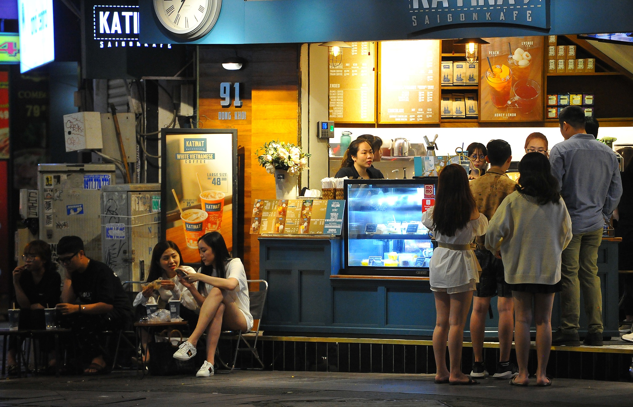 Duong Dong Khoi vang ve khac la anh 14