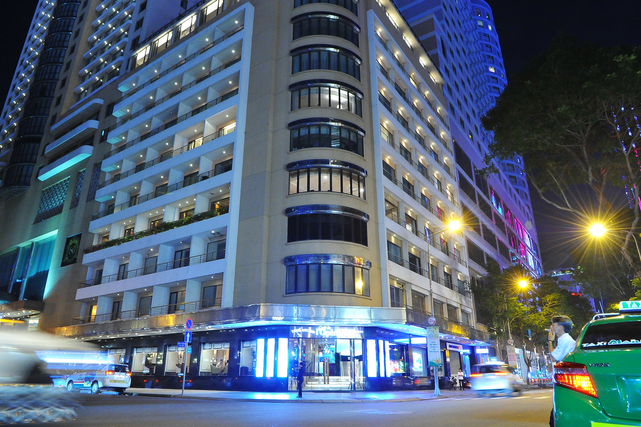 Duong Dong Khoi vang ve khac la anh 12