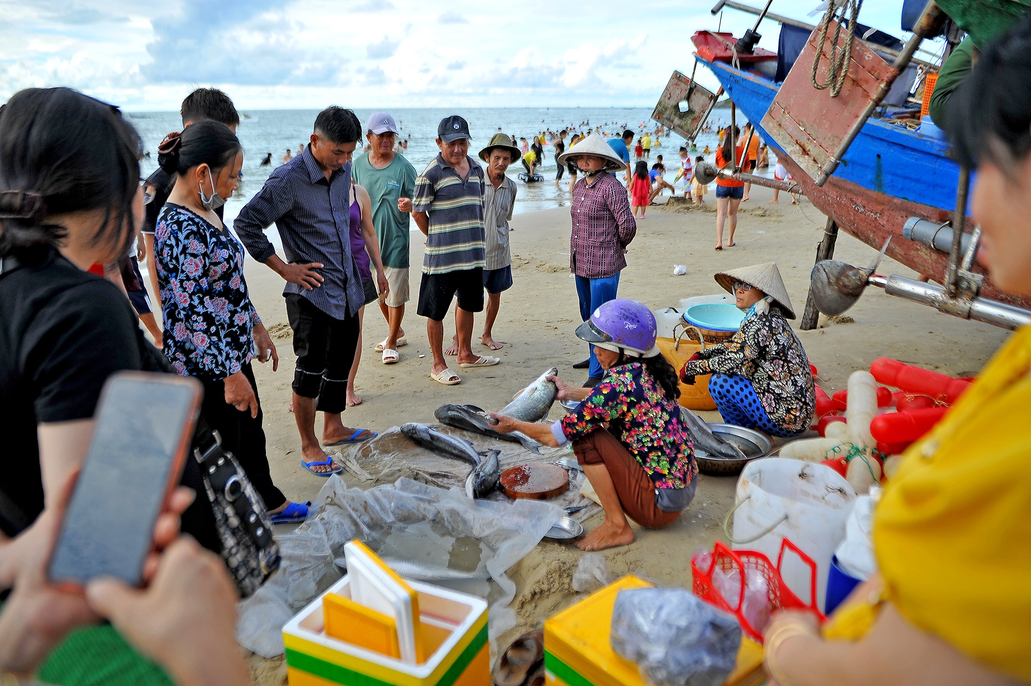 Cho ca giua bai tam trung tam o Vung Tau hinh anh