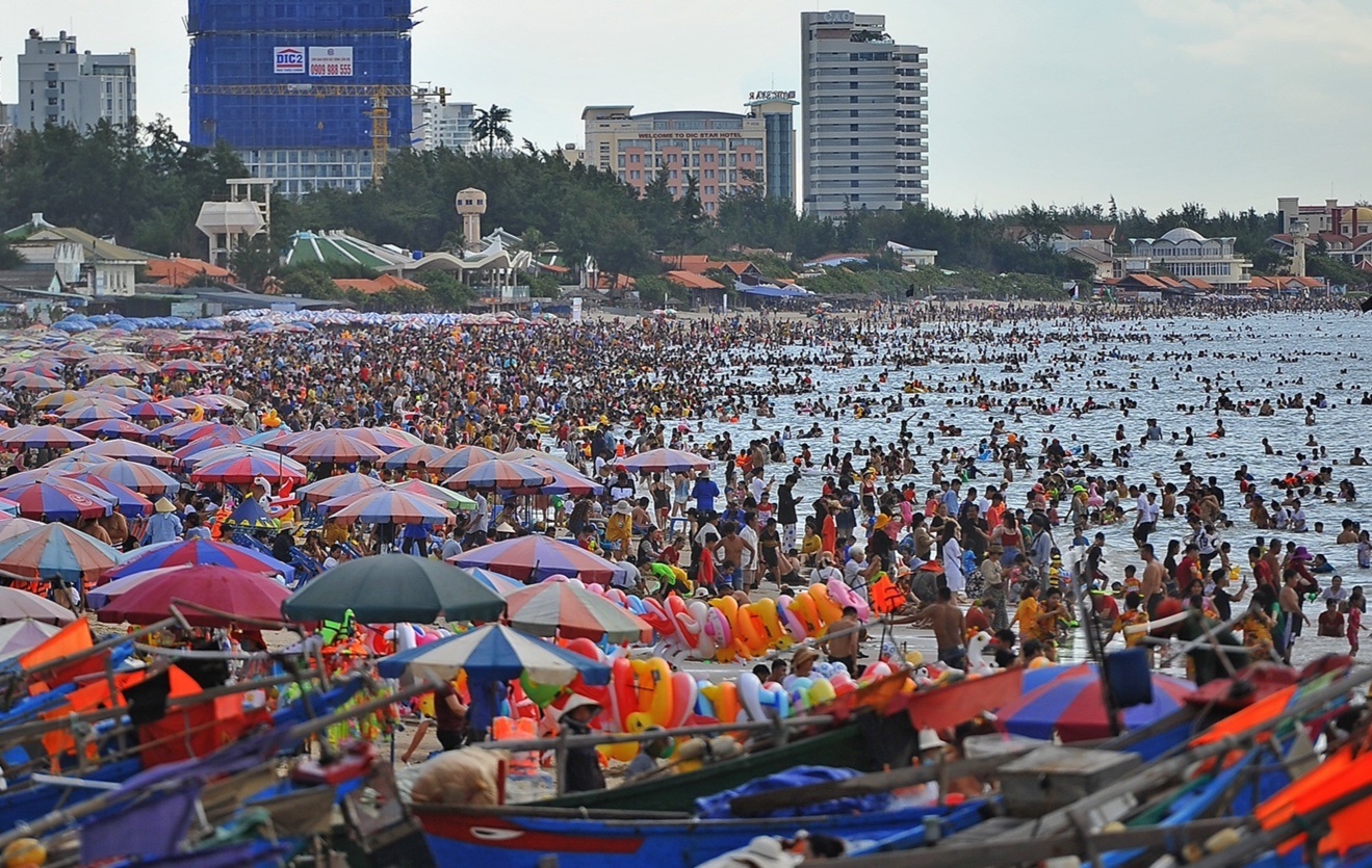 Khach du lich chen chan tam bien Vung Tau hinh anh