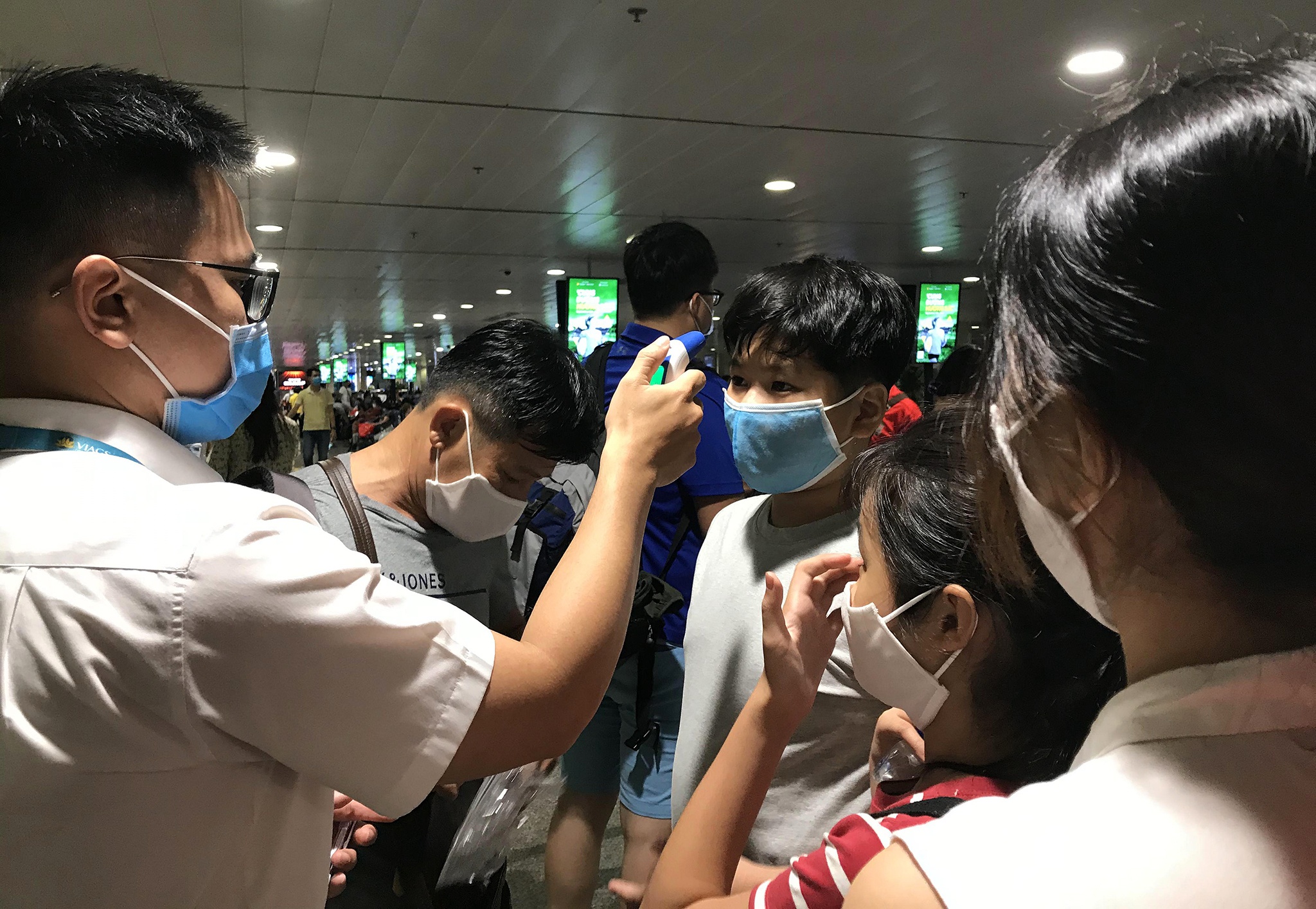 Dong nguoi chen chuc mua ve o san bay Da Nang anh 7