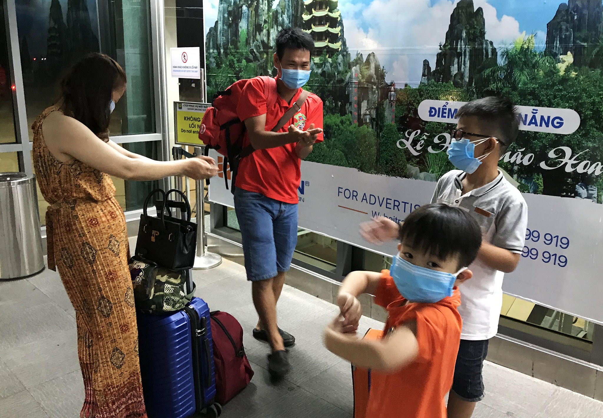 Dong nguoi chen chuc mua ve o san bay Da Nang anh 5