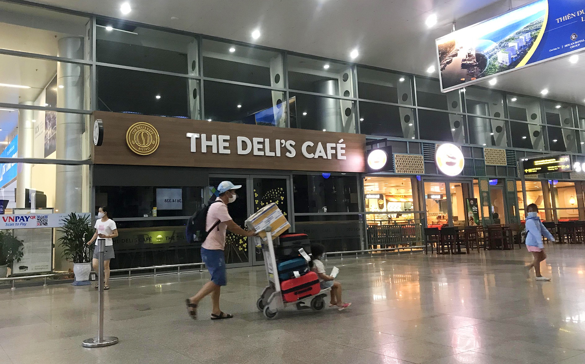 Dong nguoi chen chuc mua ve o san bay Da Nang anh 11