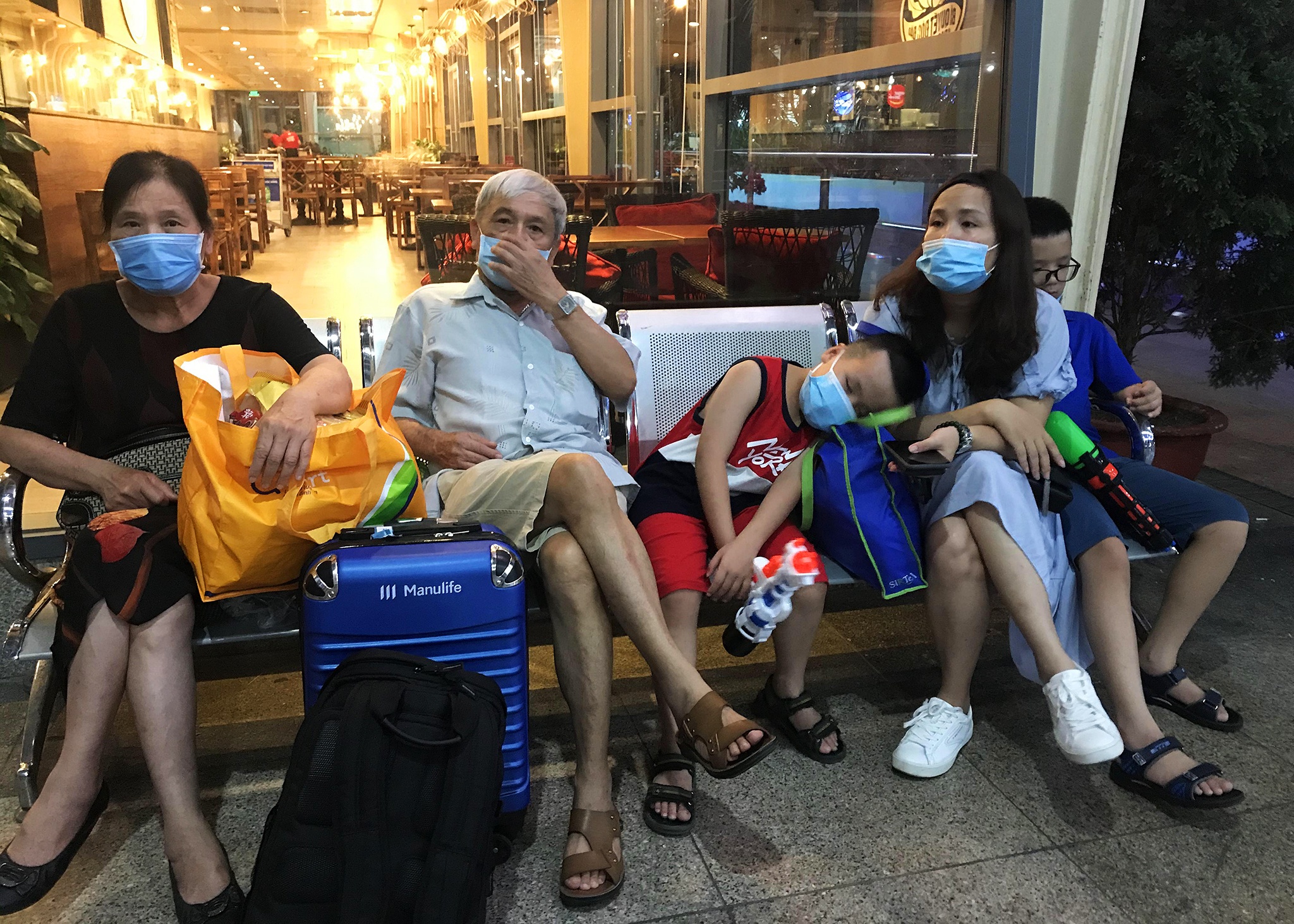 Dong nguoi chen chuc mua ve o san bay Da Nang anh 4