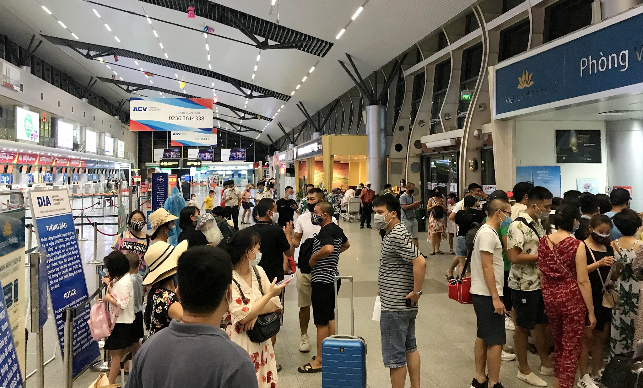 Dong nguoi chen chuc mua ve o san bay Da Nang anh 3