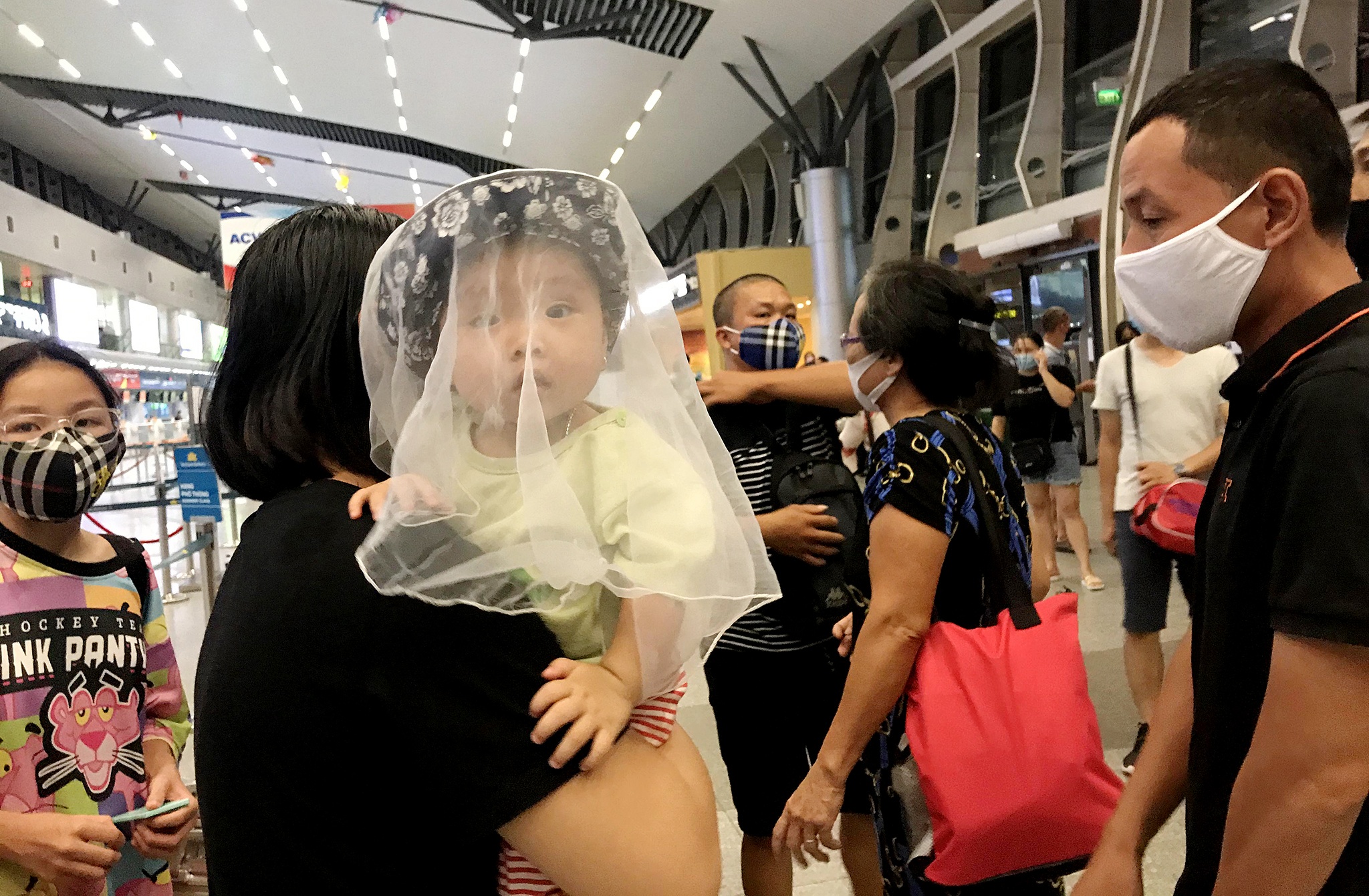 Dong nguoi chen chuc mua ve o san bay Da Nang anh 2