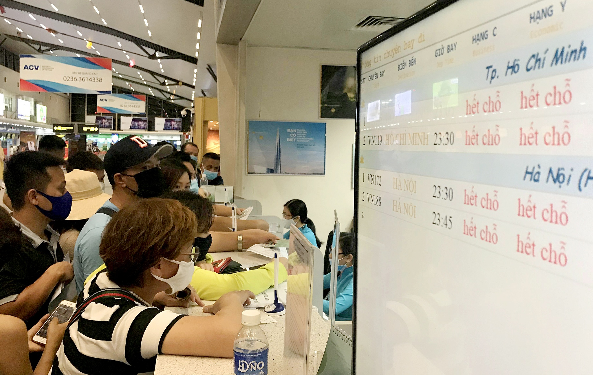 Dong nguoi chen chuc mua ve o san bay Da Nang anh 1