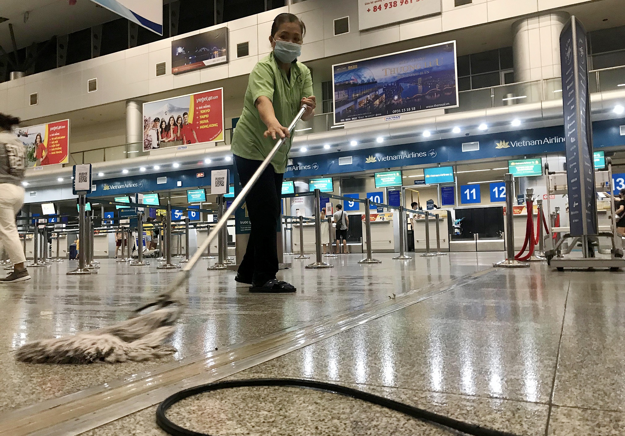 Dong nguoi chen chuc mua ve o san bay Da Nang anh 9