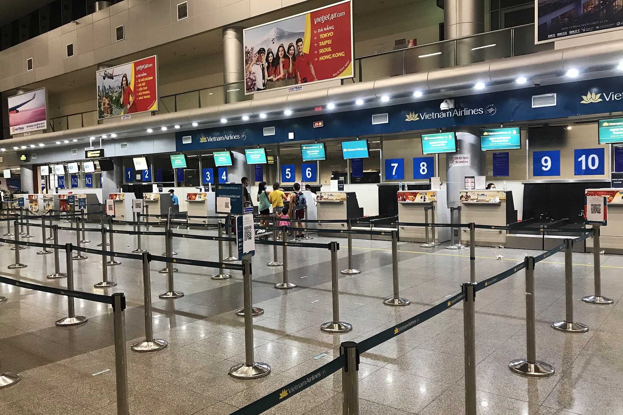 Dong nguoi chen chuc mua ve o san bay Da Nang anh 10