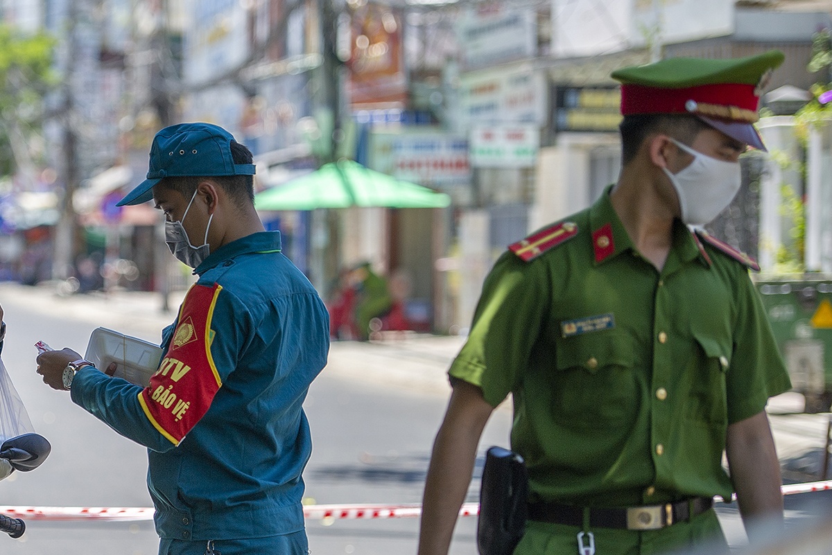 An ninh that chat quanh khu cach ly 3 benh vien lon nhat Da Nang hinh anh