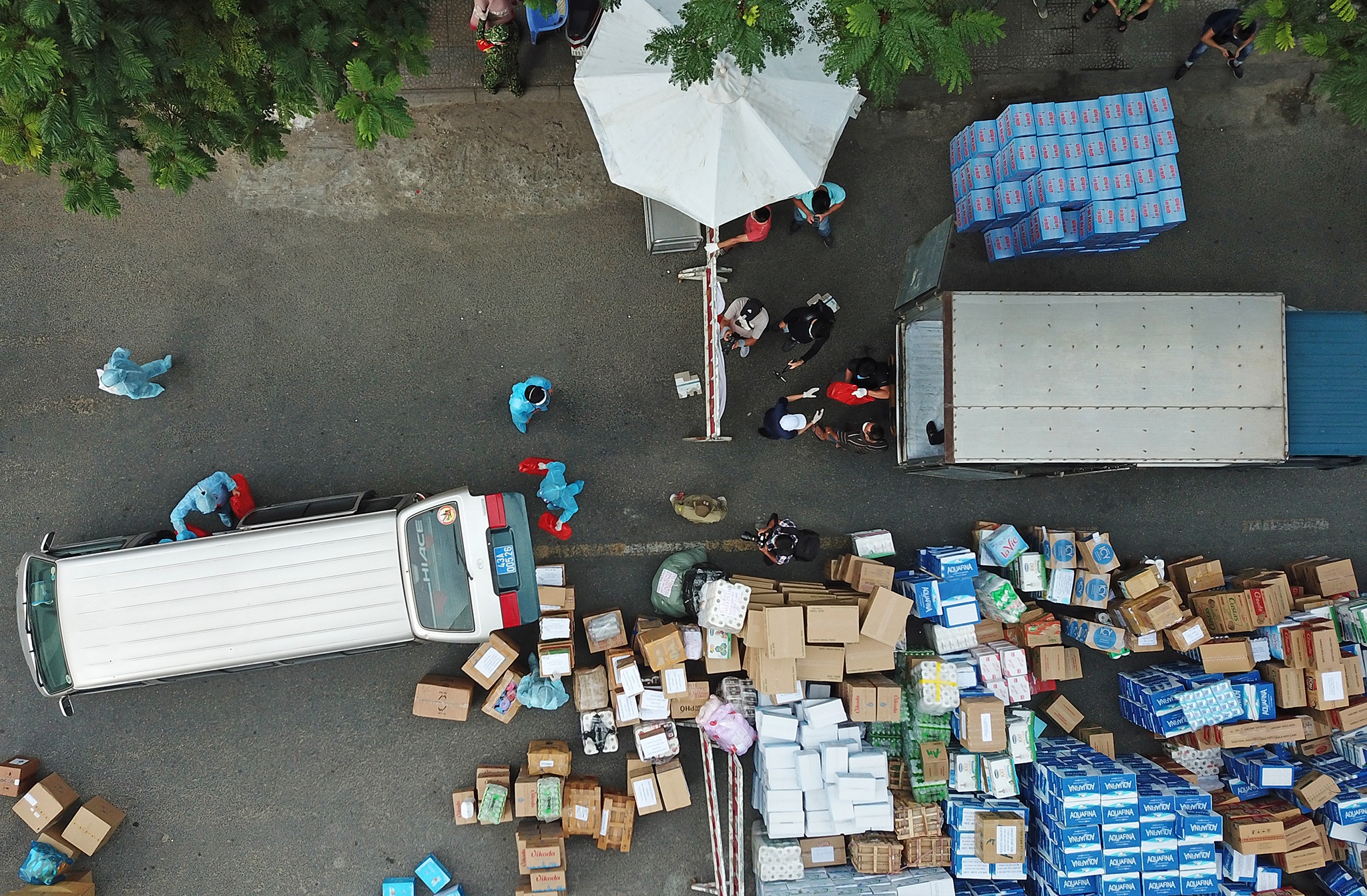 Trao nhu yeu pham cho y bac si,  benh nhan Covid-19 anh 1