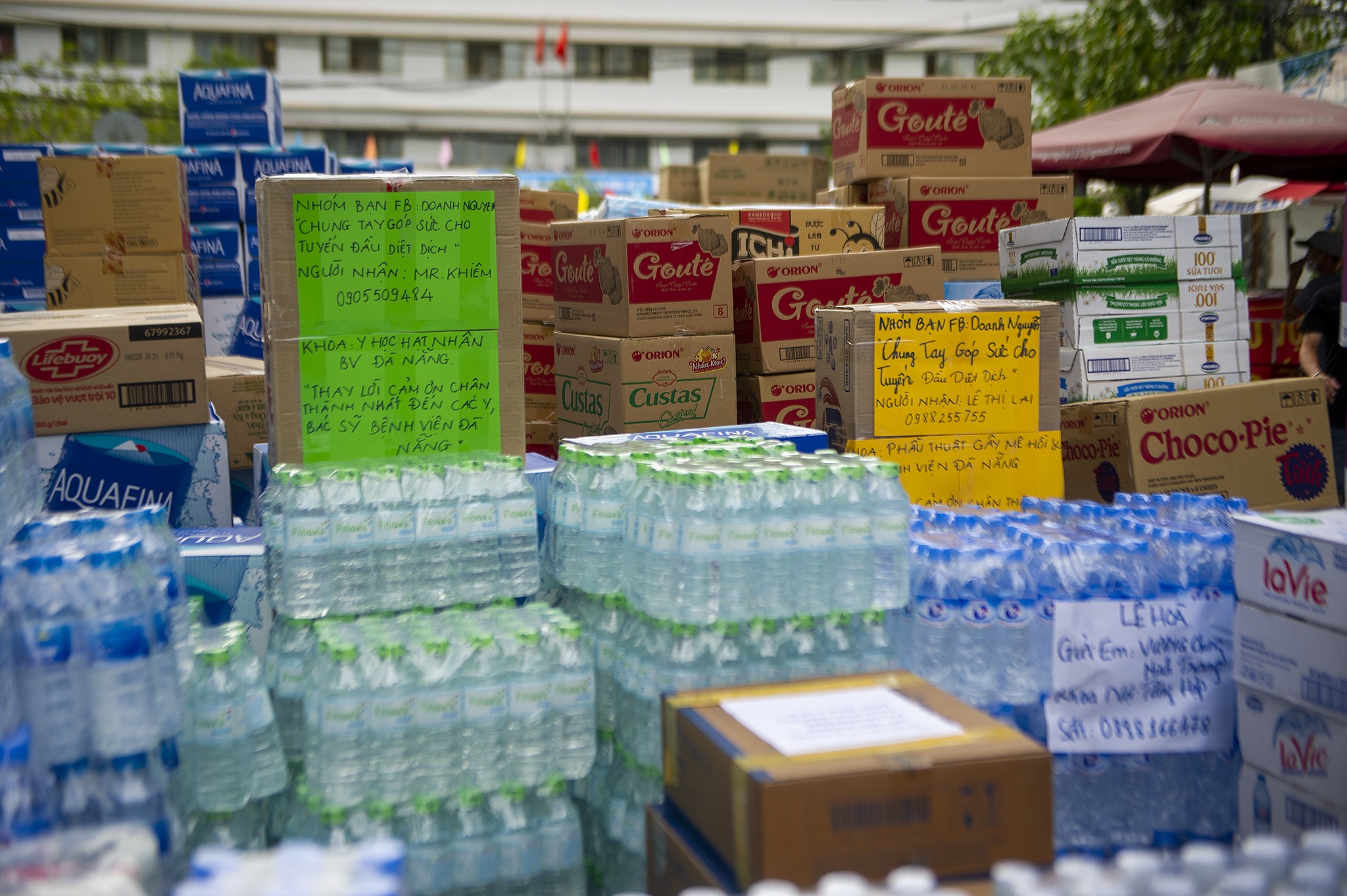 Trao nhu yeu pham cho y bac si,  benh nhan Covid-19 anh 6