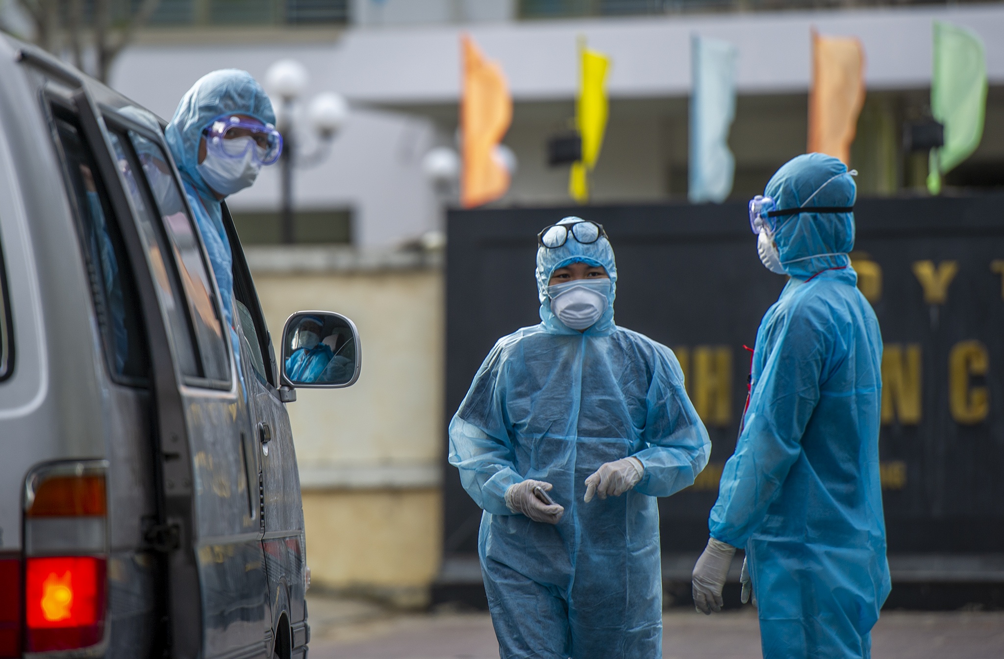 Trao nhu yeu pham cho y bac si,  benh nhan Covid-19 anh 2