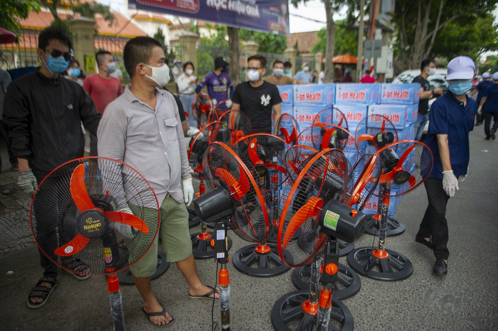 Trao nhu yeu pham cho y bac si,  benh nhan Covid-19 anh 11