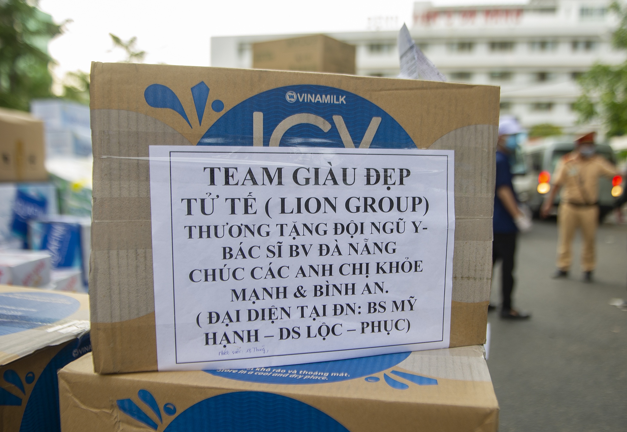 Trao nhu yeu pham cho y bac si,  benh nhan Covid-19 anh 7