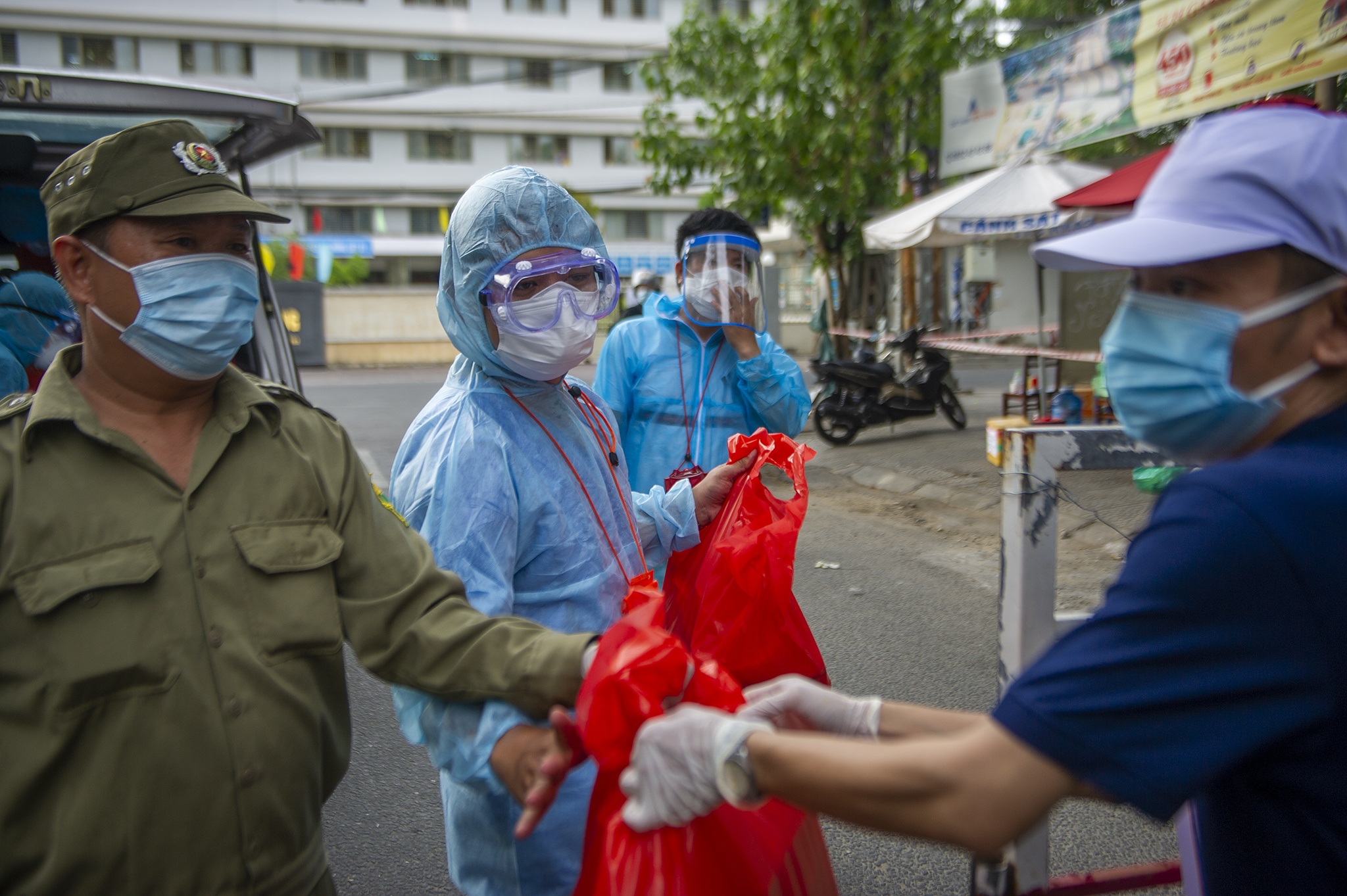 Trao nhu yeu pham cho y bac si,  benh nhan Covid-19 anh 3