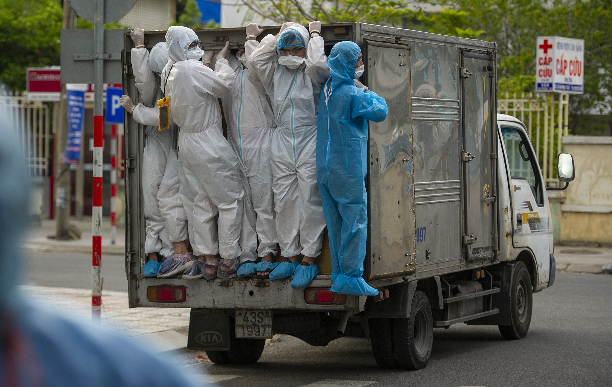 Trao nhu yeu pham cho y bac si,  benh nhan Covid-19 anh 5