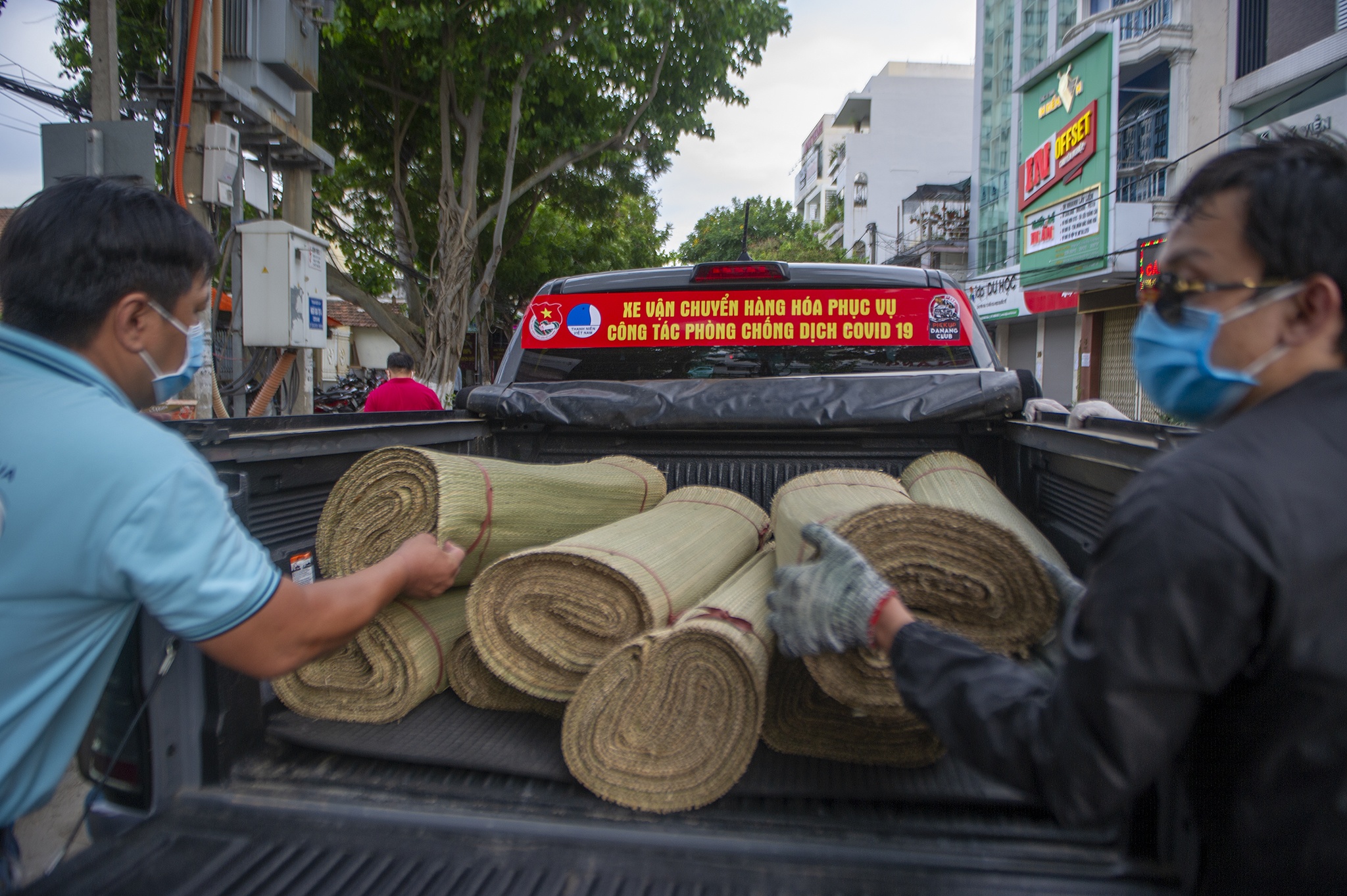 Trao nhu yeu pham cho y bac si,  benh nhan Covid-19 anh 12