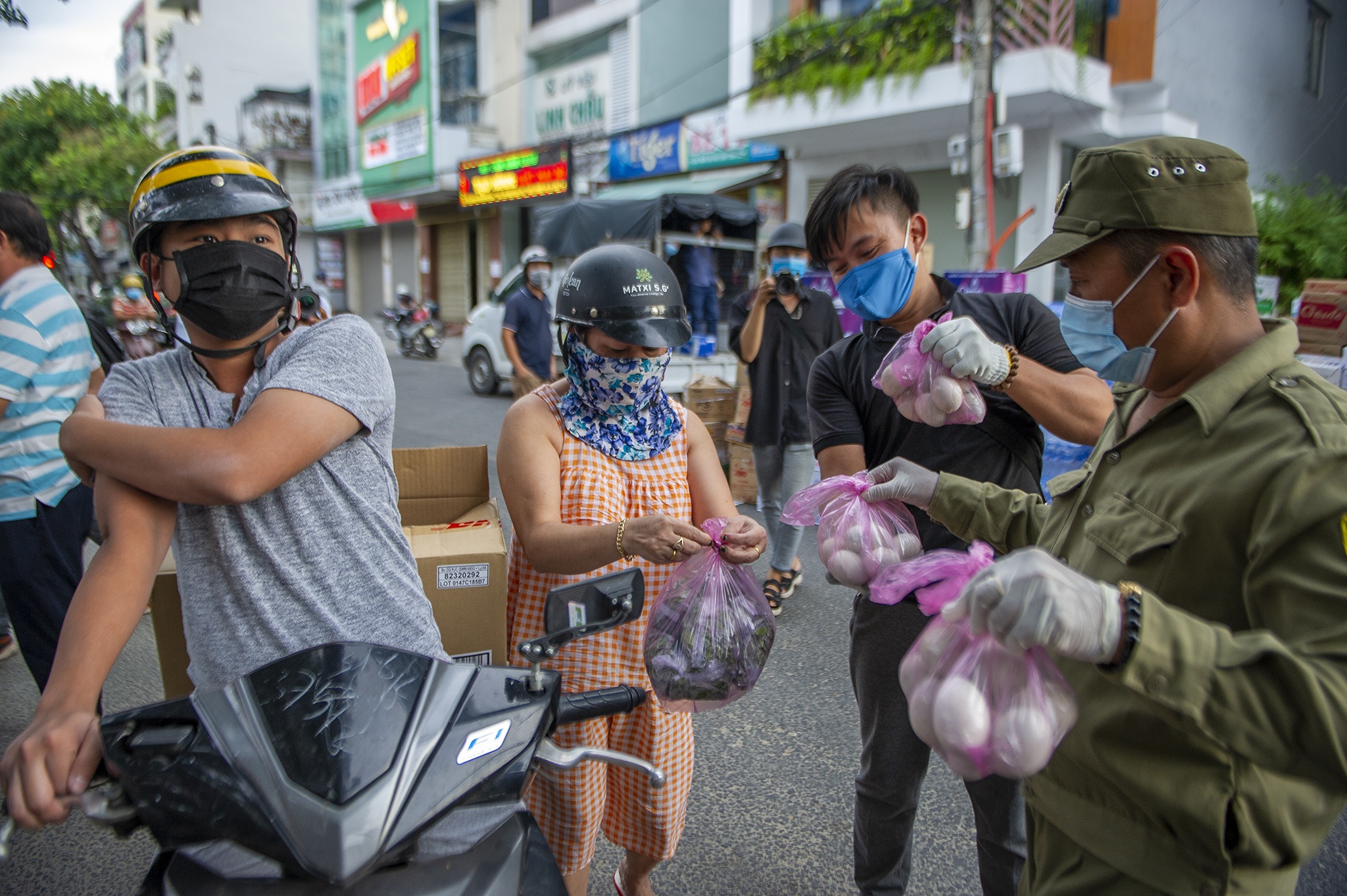 Trao nhu yeu pham cho y bac si,  benh nhan Covid-19 anh 14