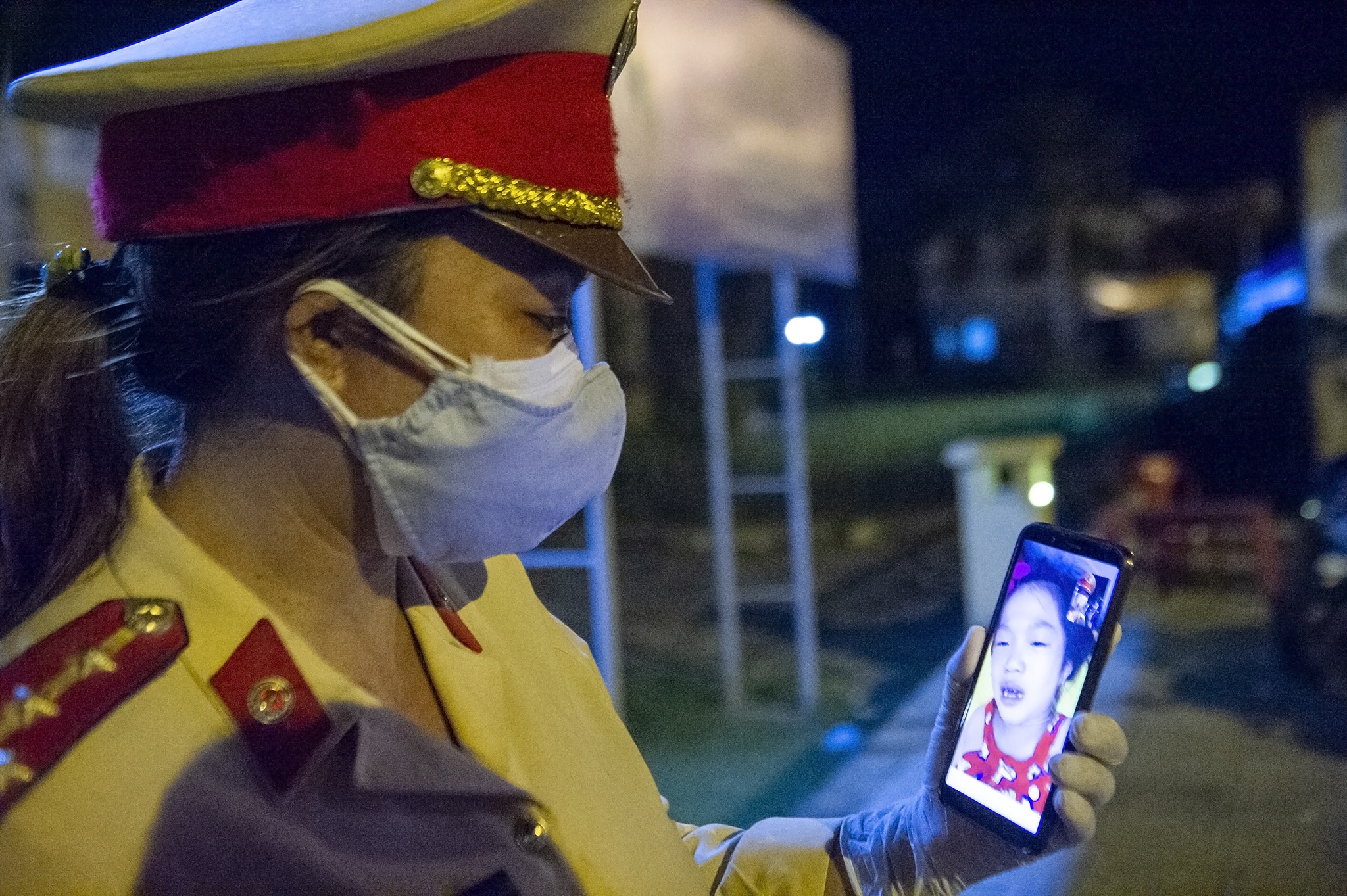 Trắng đêm canh chốt phong tỏa Đà Nẵng ảnh 21 Trang dem canh chot phong toa Da Nang anh 21