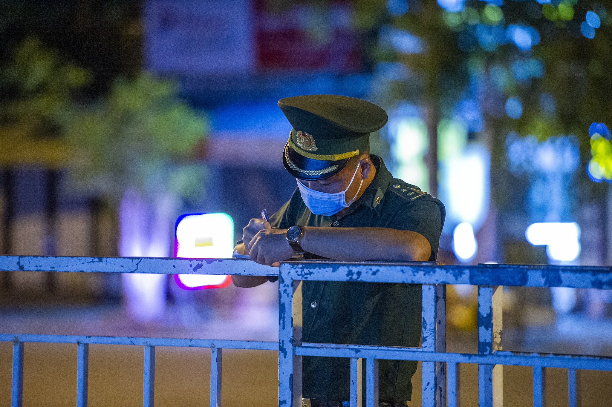 Trang dem canh chot phong toa Da Nang anh 19