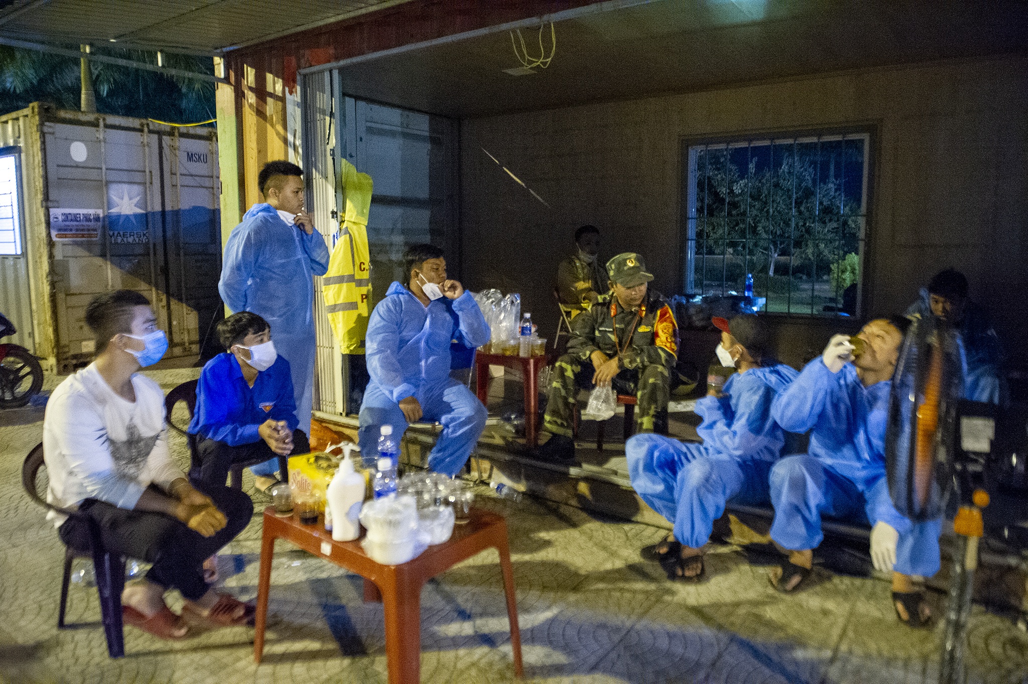 Trang dem canh chot phong toa Da Nang anh 15