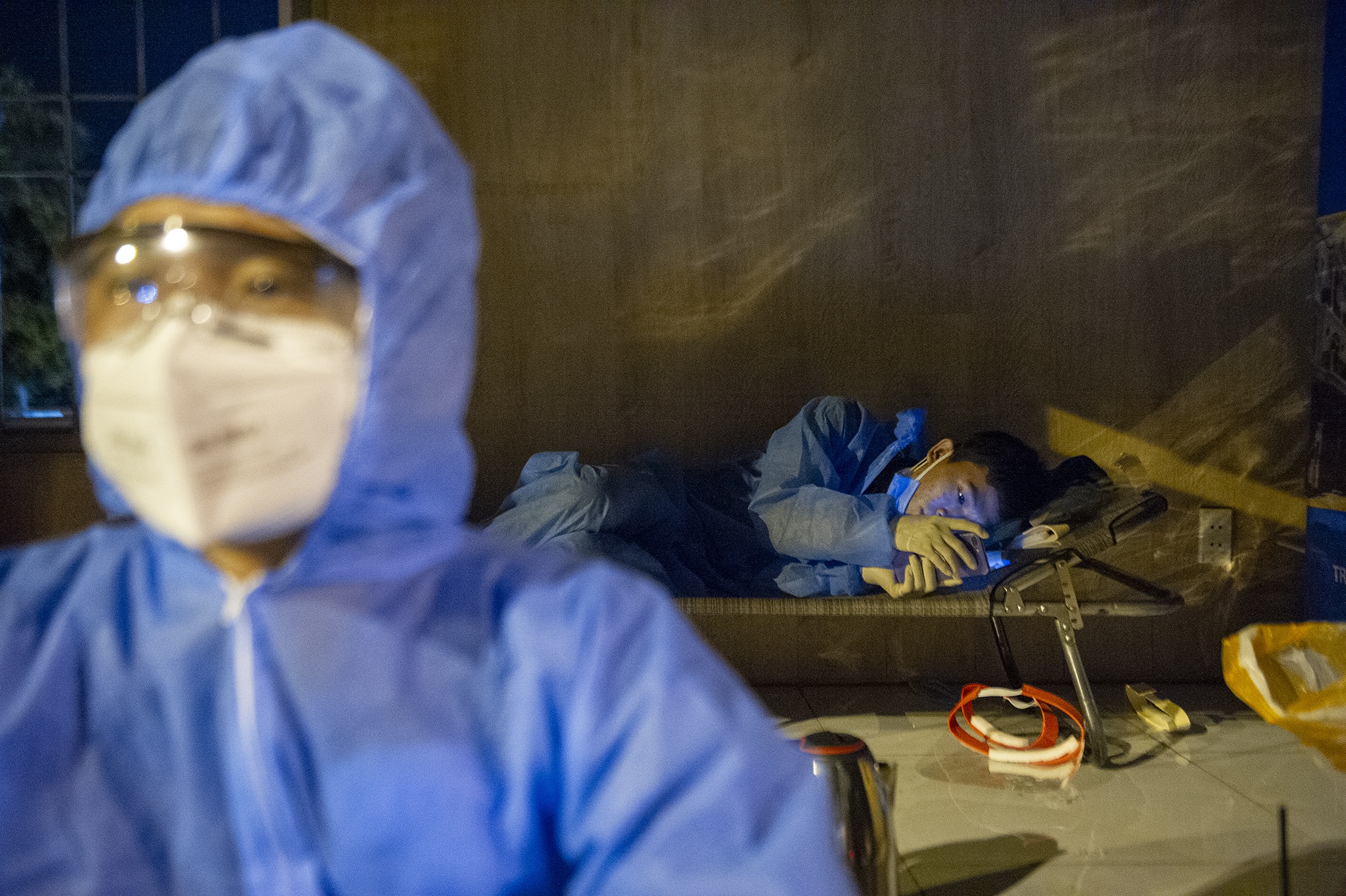 Trắng đêm canh chốt phong tỏa Đà Nẵng ảnh 1 Trang dem canh chot phong toa Da Nang anh 1