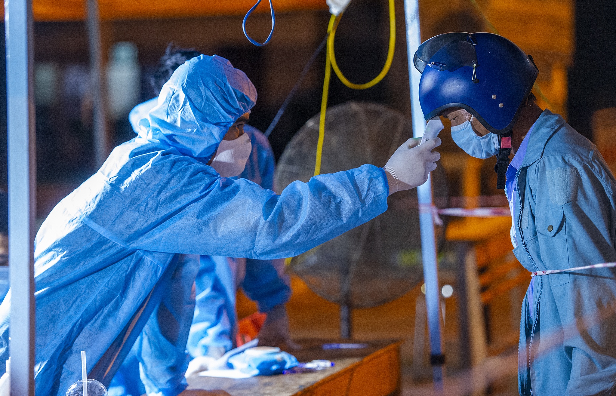 Trang dem canh chot phong toa Da Nang anh 17